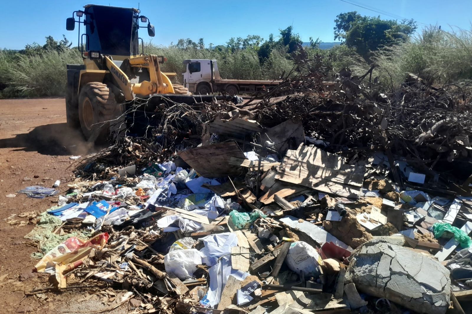 Prefeitura de Palmas leva força-tarefa de remoção de entulhos para o Jardim Aureny III