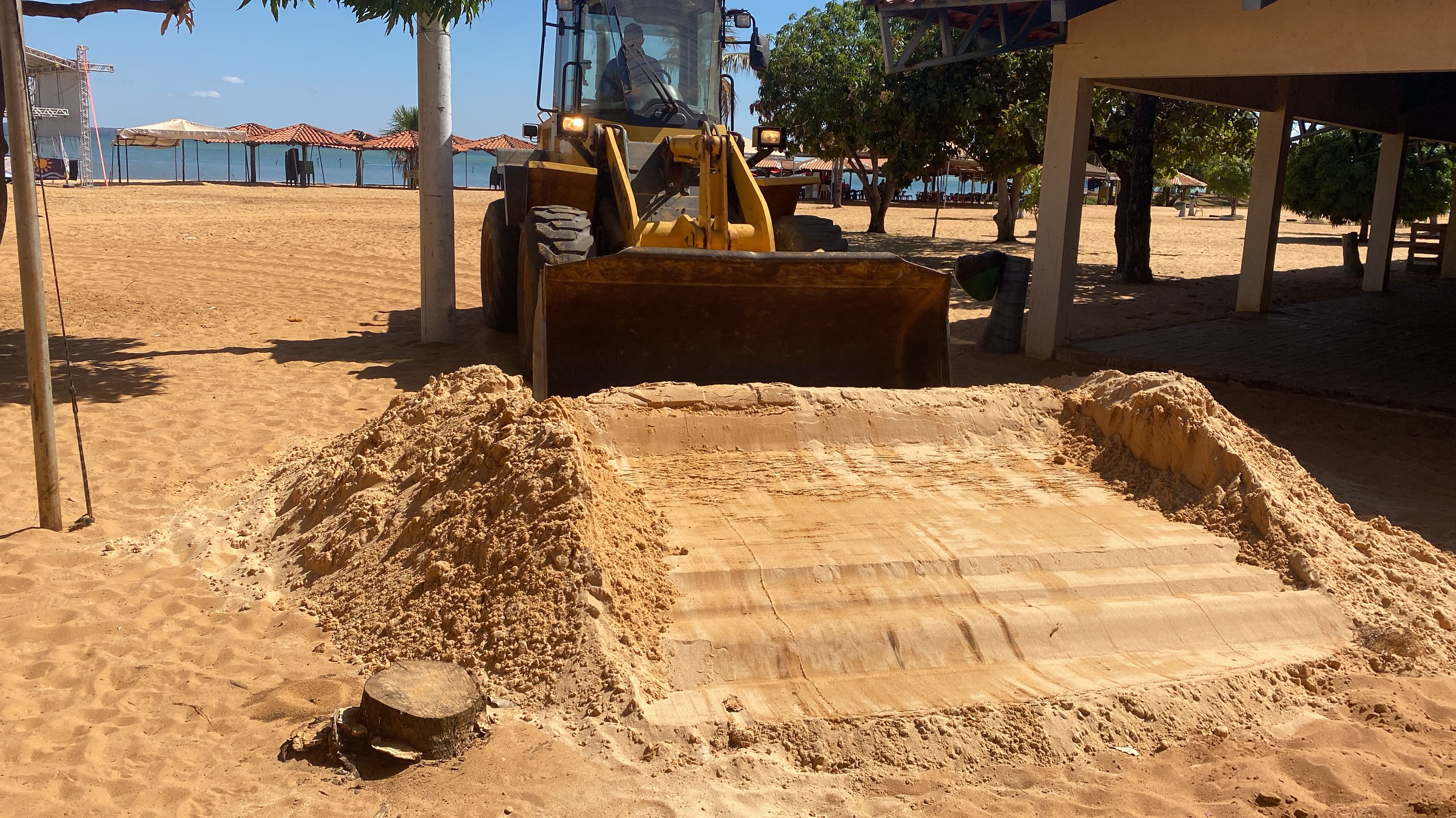 Prefeitura reforça manutenção de acessos às praias de Palmas com limpeza e reposição de areia