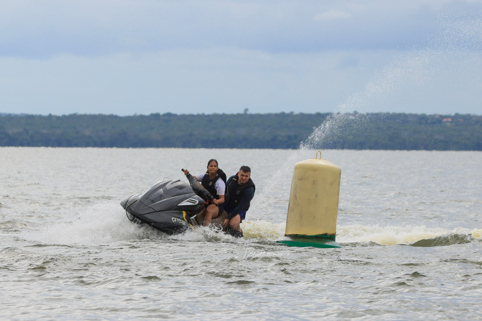 Agentes da Defesa Civil Municipal e da Guarda Metropolitana recebem treinamento para condução de pequenas embarcações
