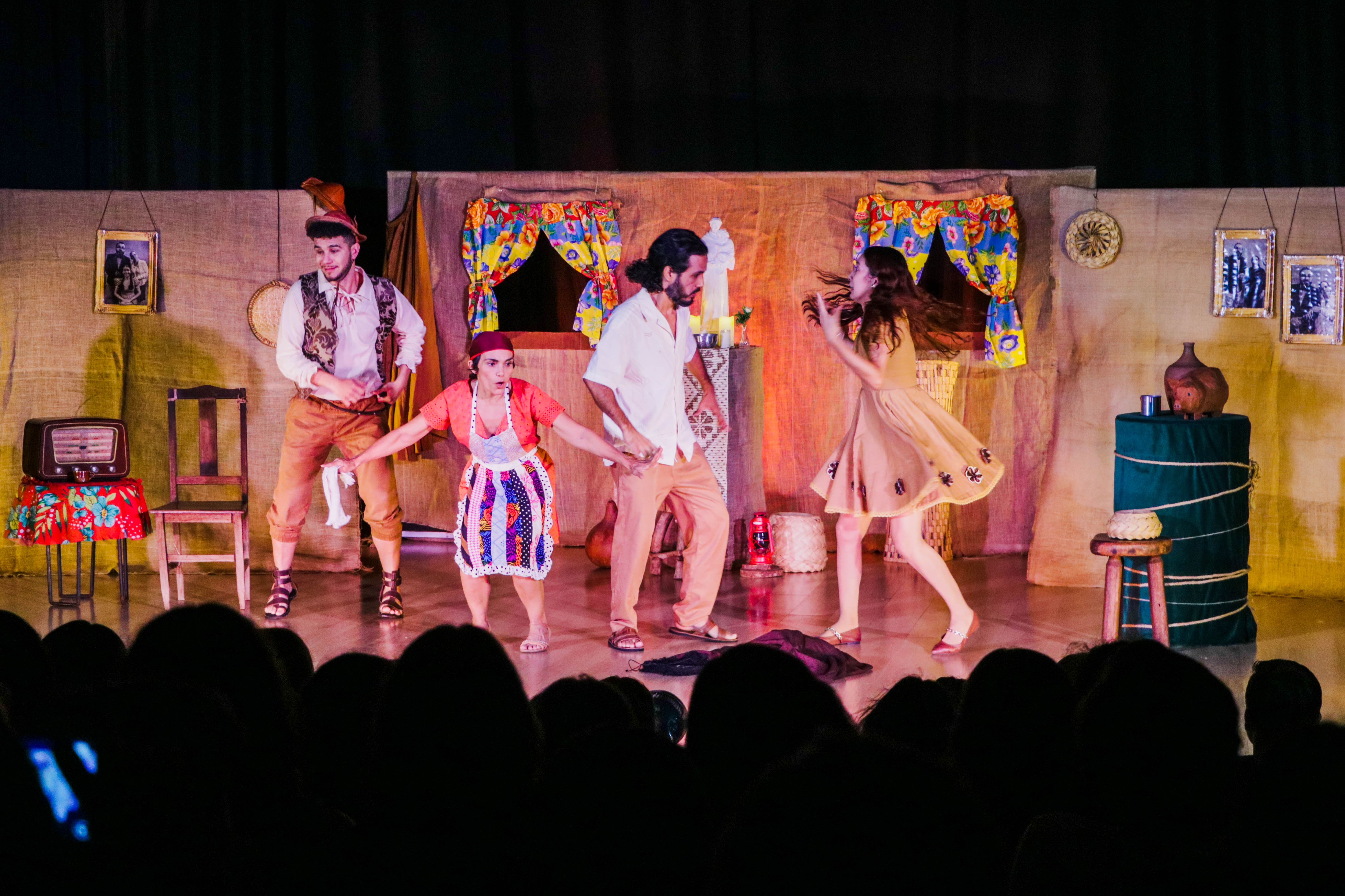 Cia de Teatro Fernanda Montenegro apresenta primeiro ato de ‘O Santo e a Porca’ para estudantes em Palmas