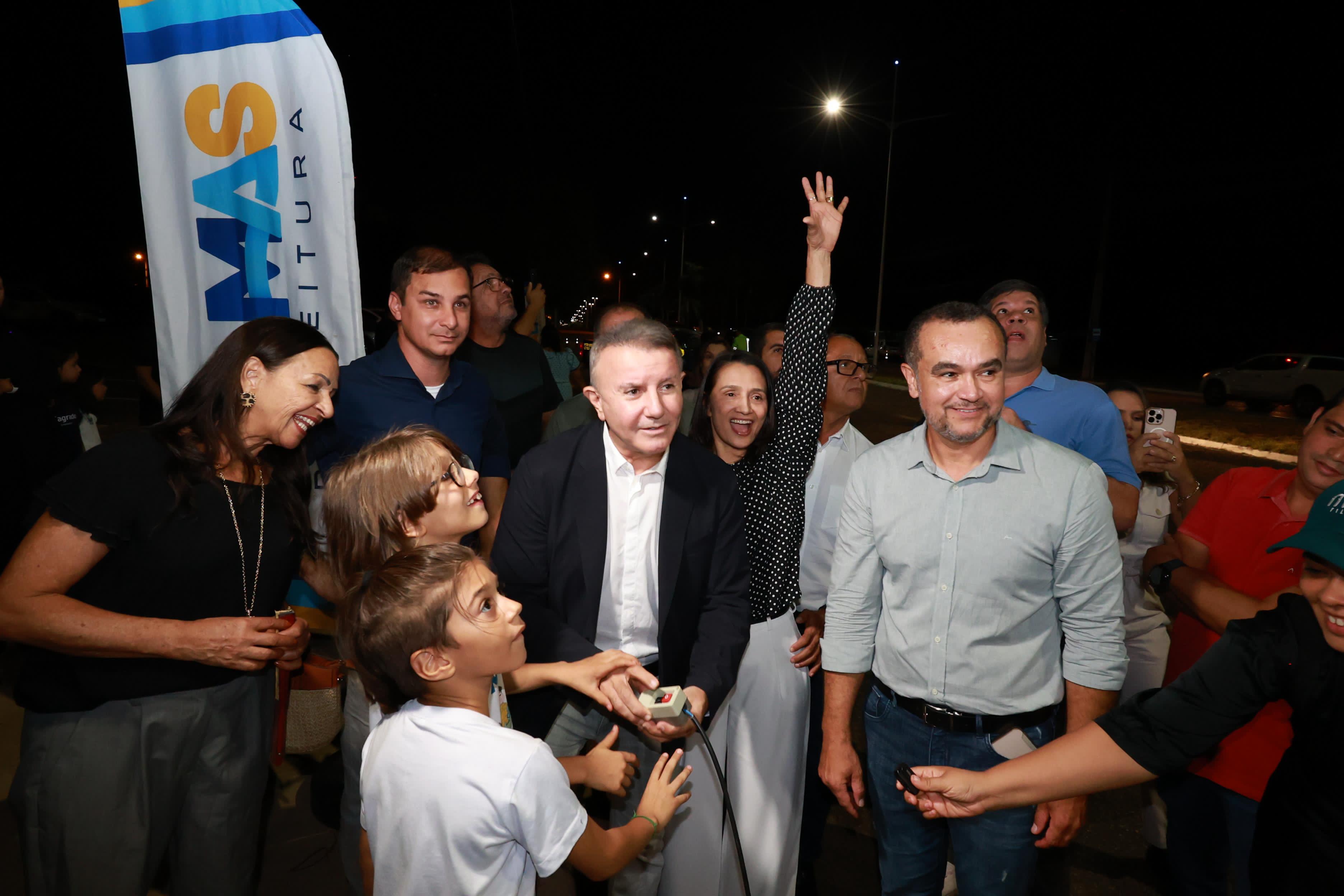 Prefeito Eduardo Siqueira Campos entrega iluminação em LED em trecho da Avenida JK, na entrada da cidade