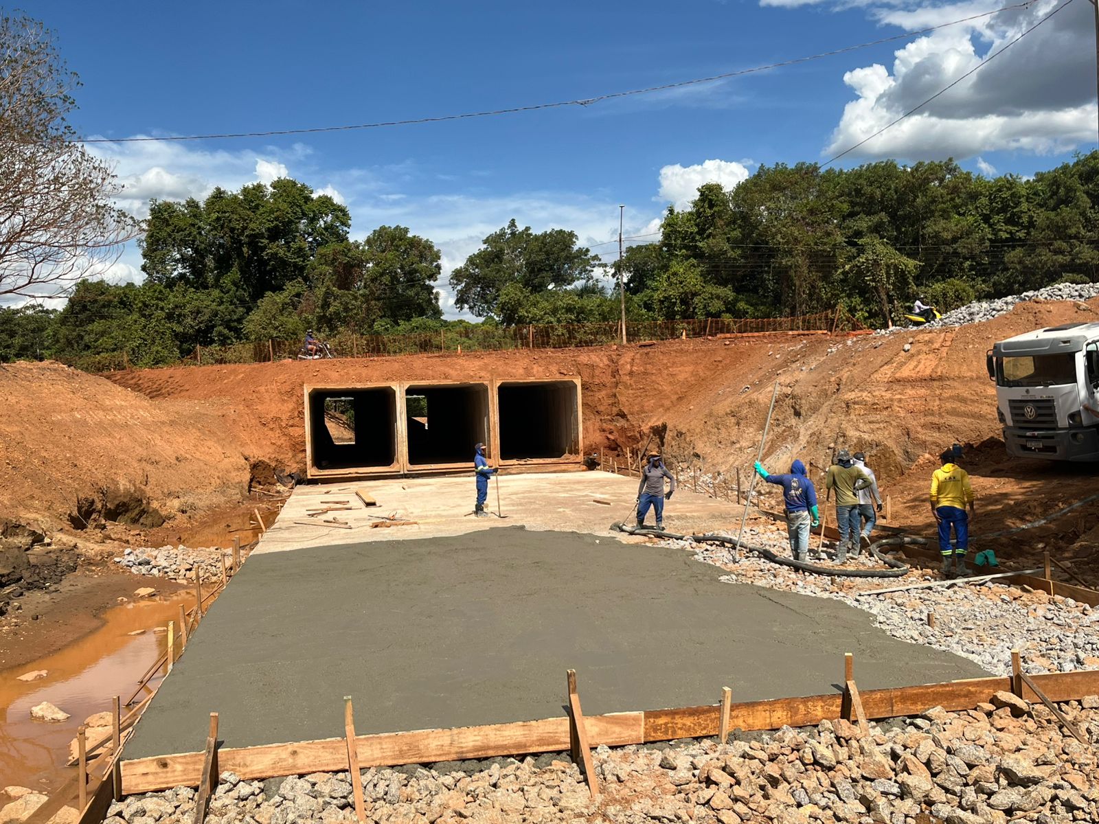 Serviços de concretagem para finalização da montagem da galeria 