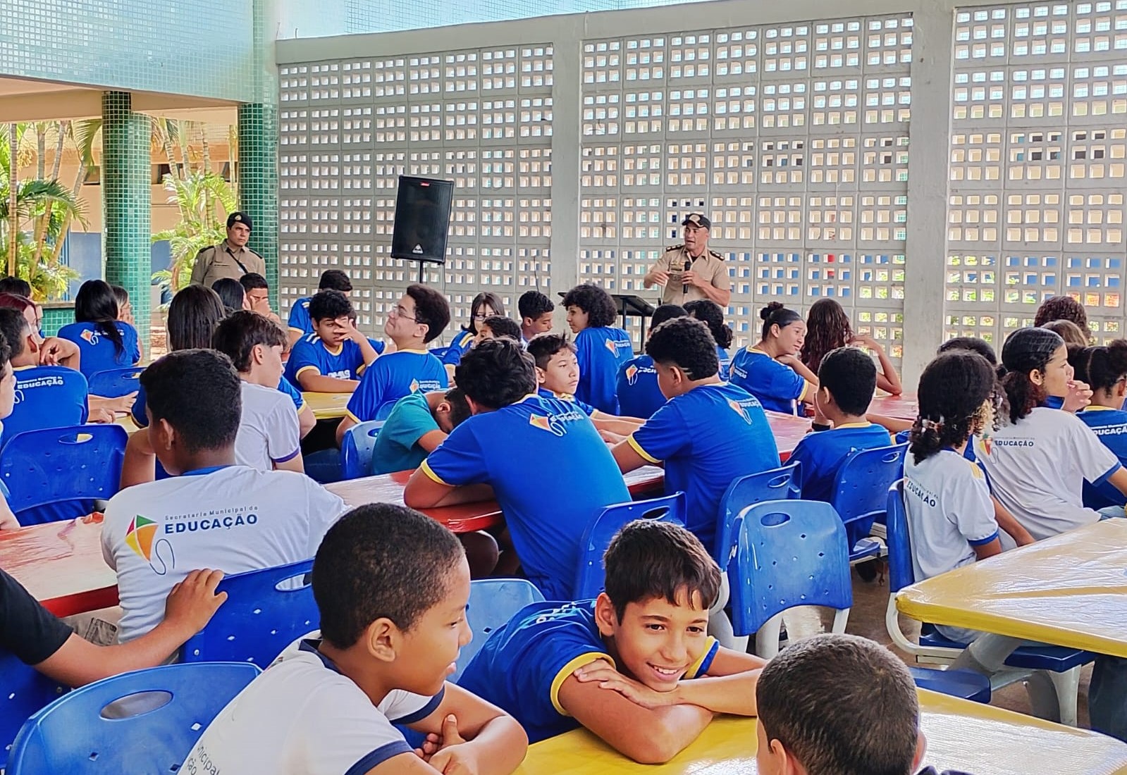 Escola Municipal Antônio Gonçalves recebe palestra da Polícia Militar sobre combate à vIolência contra crianças e adolescentes