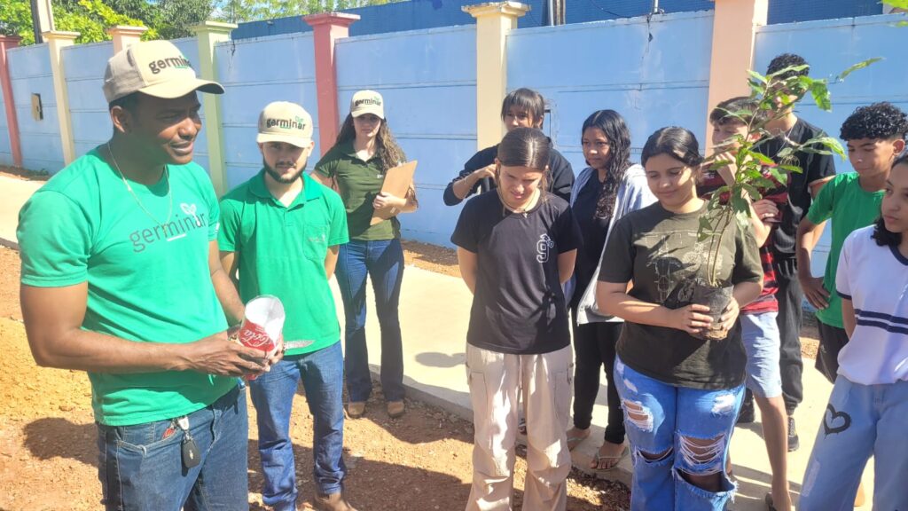 Coordenador do Germinar, Bonfim dos Reis Santos, orienta os alunos sobre as técnicas corretas de plantio  