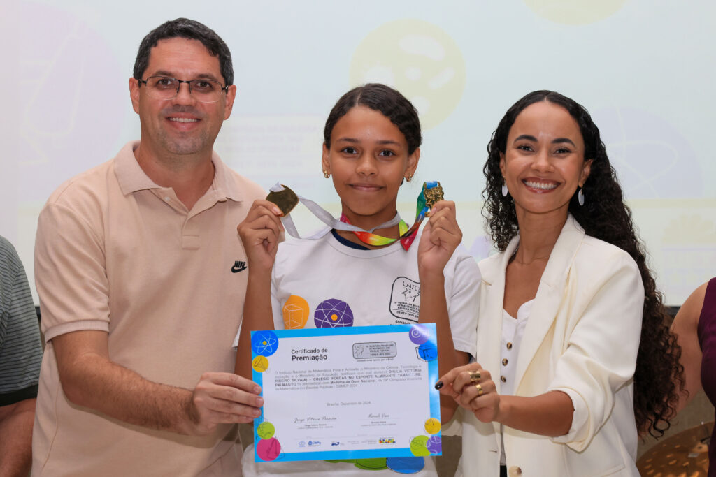 Dhulia Victoria Ribeiro Silva, medalhista de ouro nas etapas regional e nacional