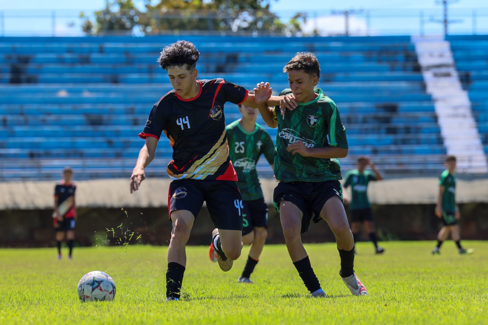 César (esq.) foi o destaque do Real Junior sub 17 ao marcar os dois gols da partida