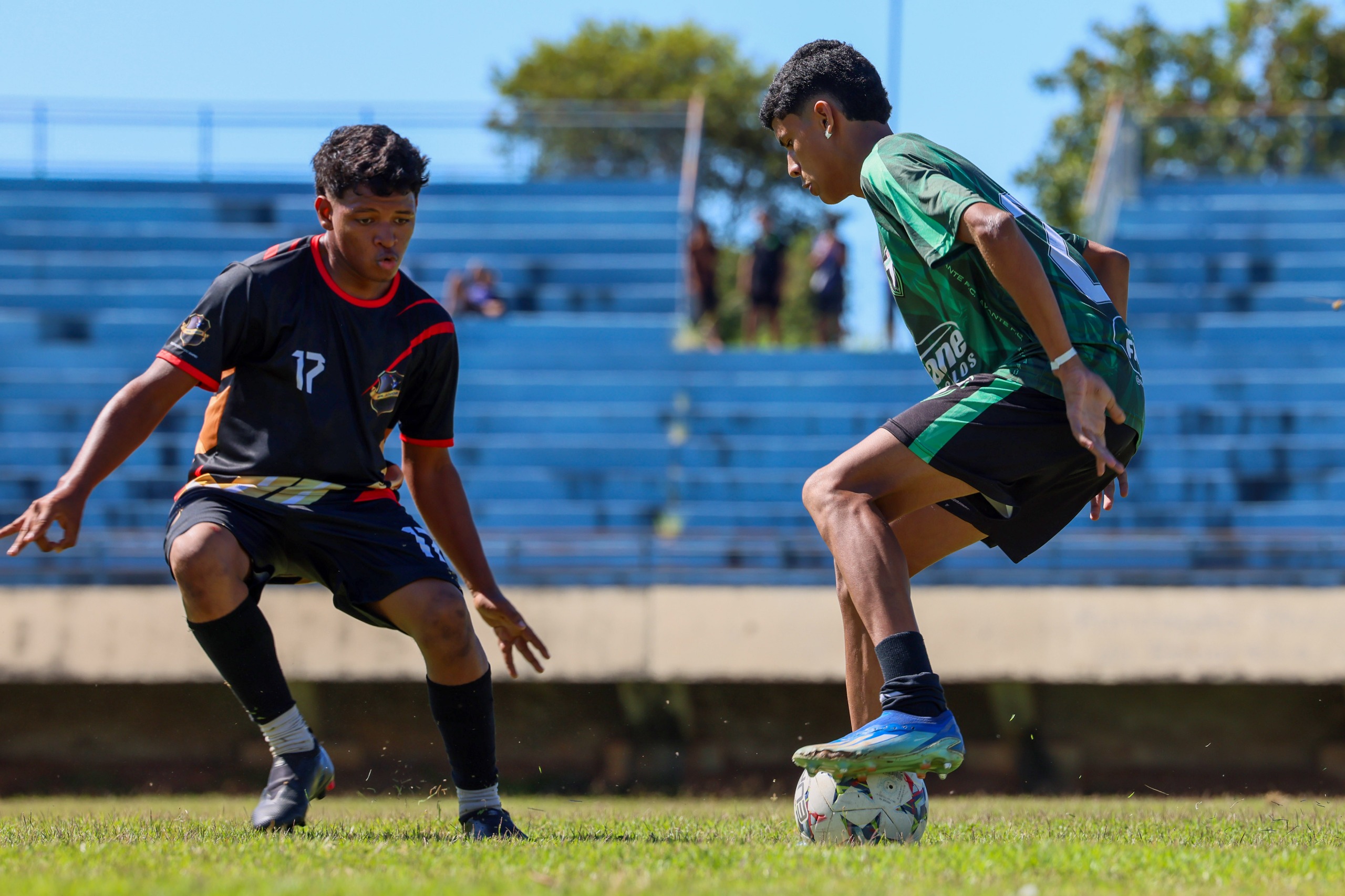 Jogadores do Real Junior sub 17 (esq.) e Avante F.A. sub 17 (dir.) durante jogo da Taça Cidade de Palmas