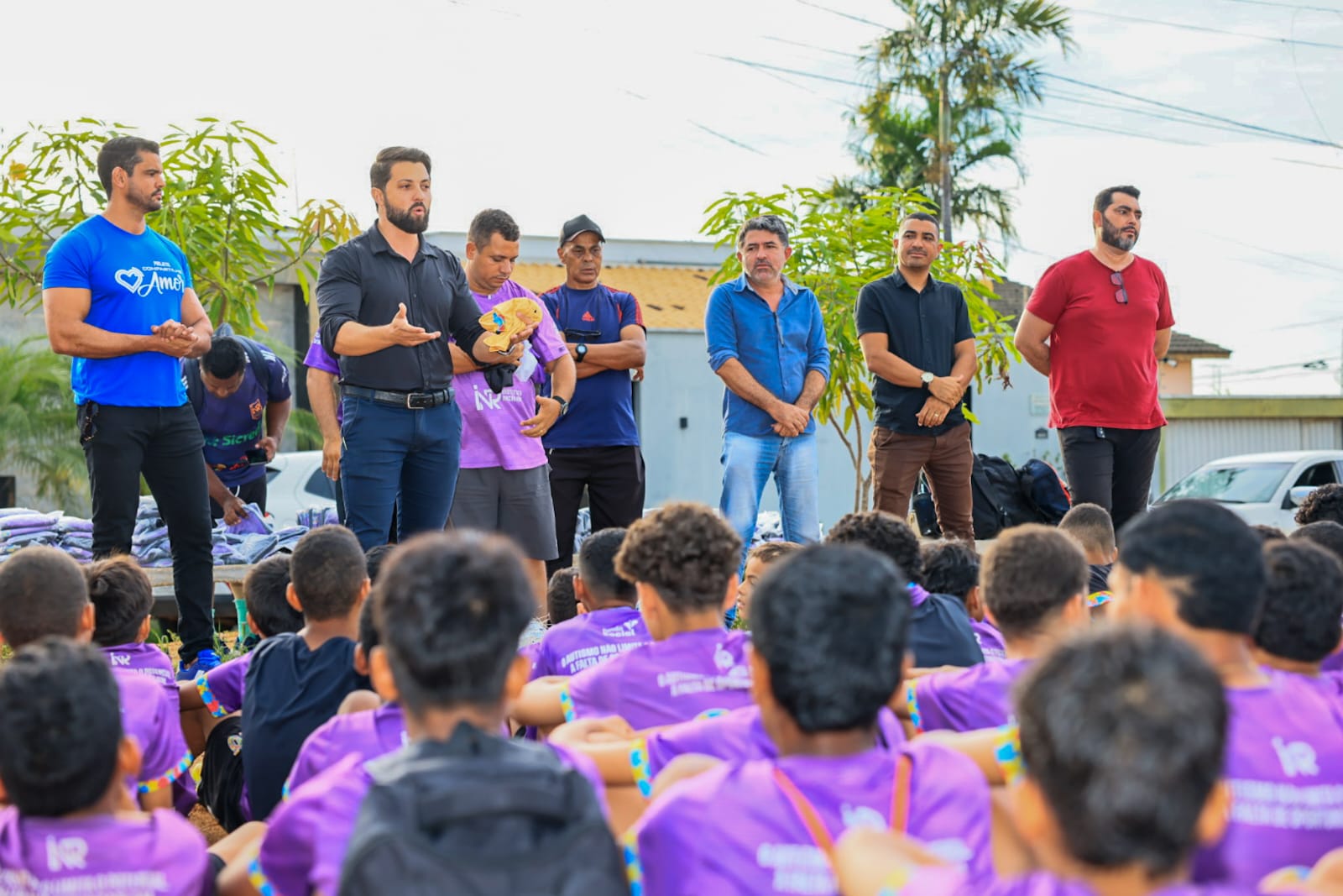 Prefeitura de Palmas apoia projeto social com entrega de materiais esportivos a crianças e jovens do Santa Fé II