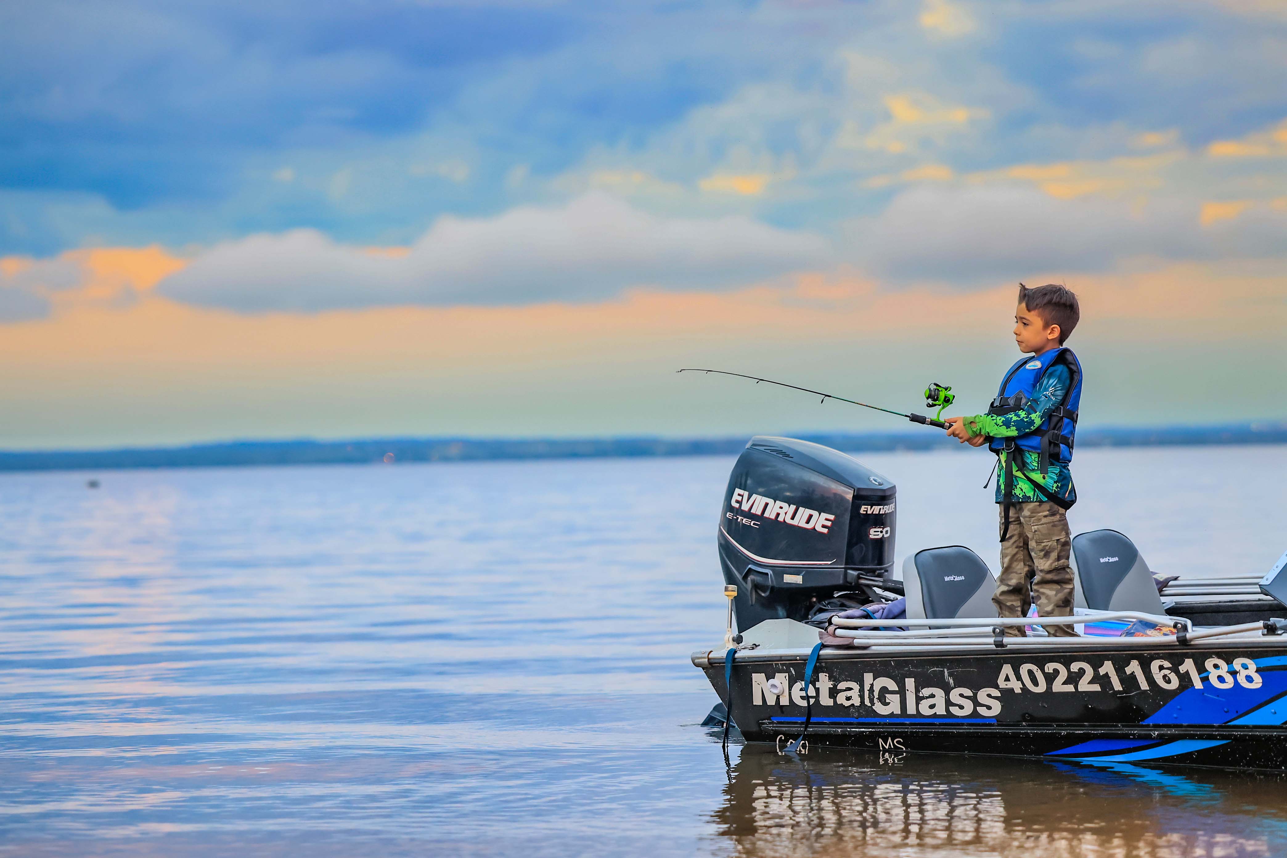 Torneio contou com disputas nas categorias embarcação e caiaque, na modalidade pesque e solte, em busca dos maiores tucunarés do lago - Foto: Edu Fortes