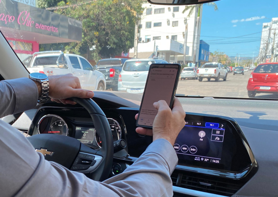 Dirigir falando ao telefone celular é infração média, enquanto manusear e teclar ao volante configura infração gravíssima
