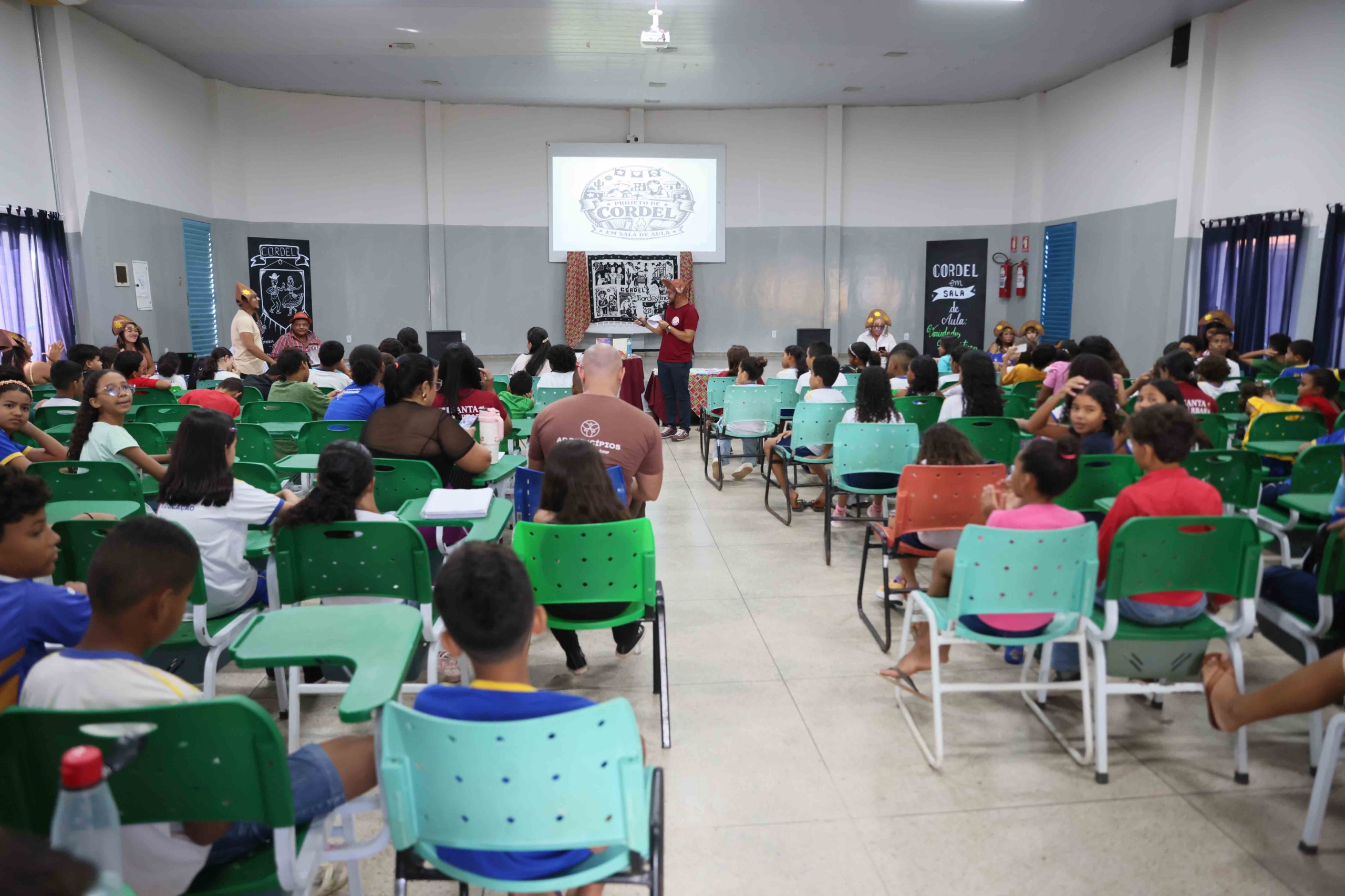A programação contou com apresentações de dança e com a leitura de cordéis produzidos pelos próprios alunos - Foto: Edu Fortes