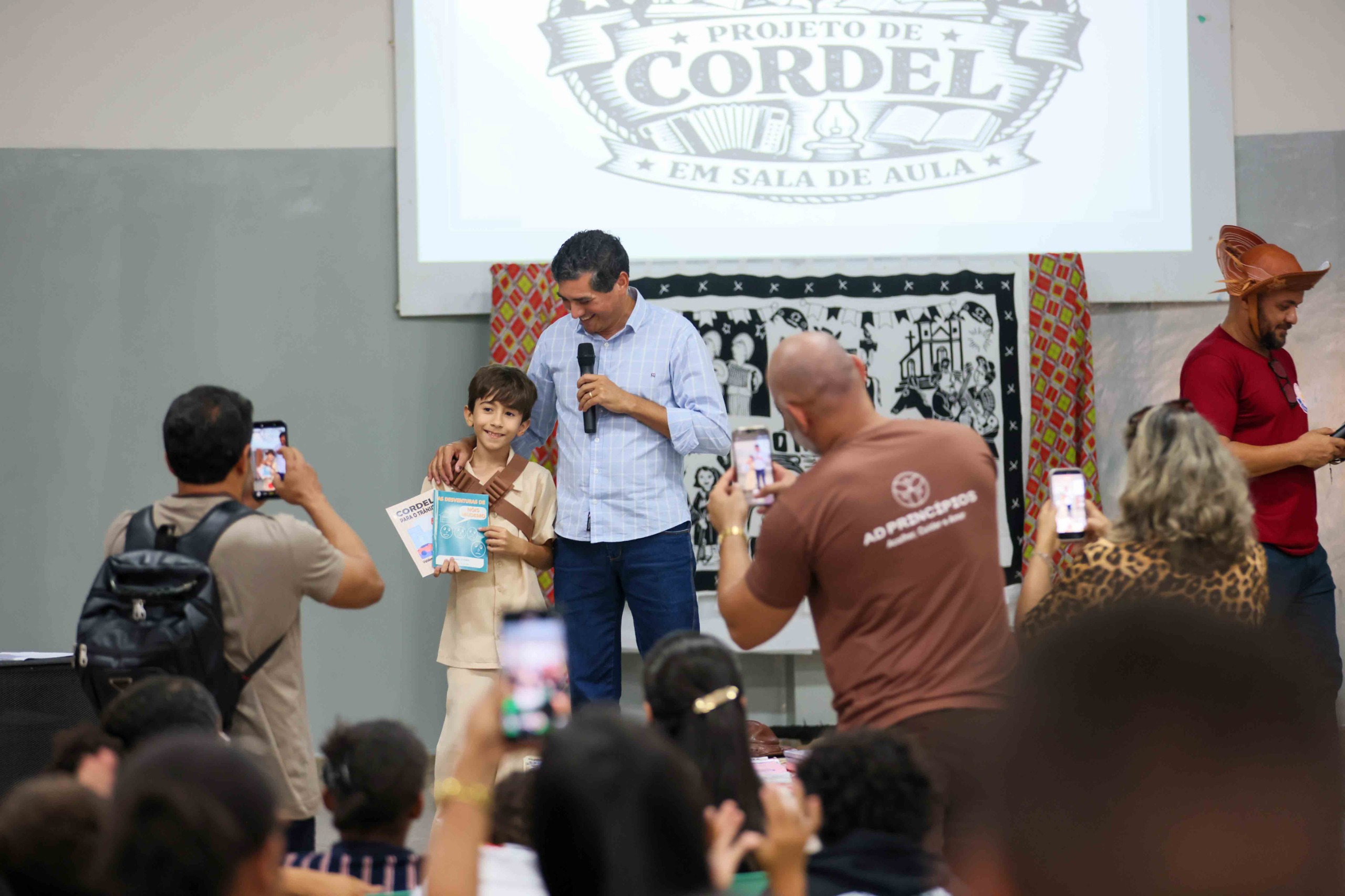 O professor Carmo Gomes incentivou os estudantes a buscarem mais conhecimento por meio da leitura e da escrita - Foto: Edu Fortes