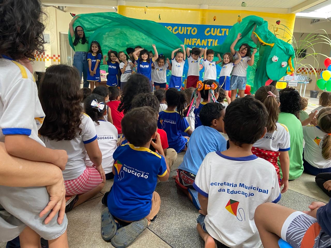 Um misto de curiosidade e encantamento tomou conta das crianças com a apresentação da lendária Boiúna - Juscelene Melo