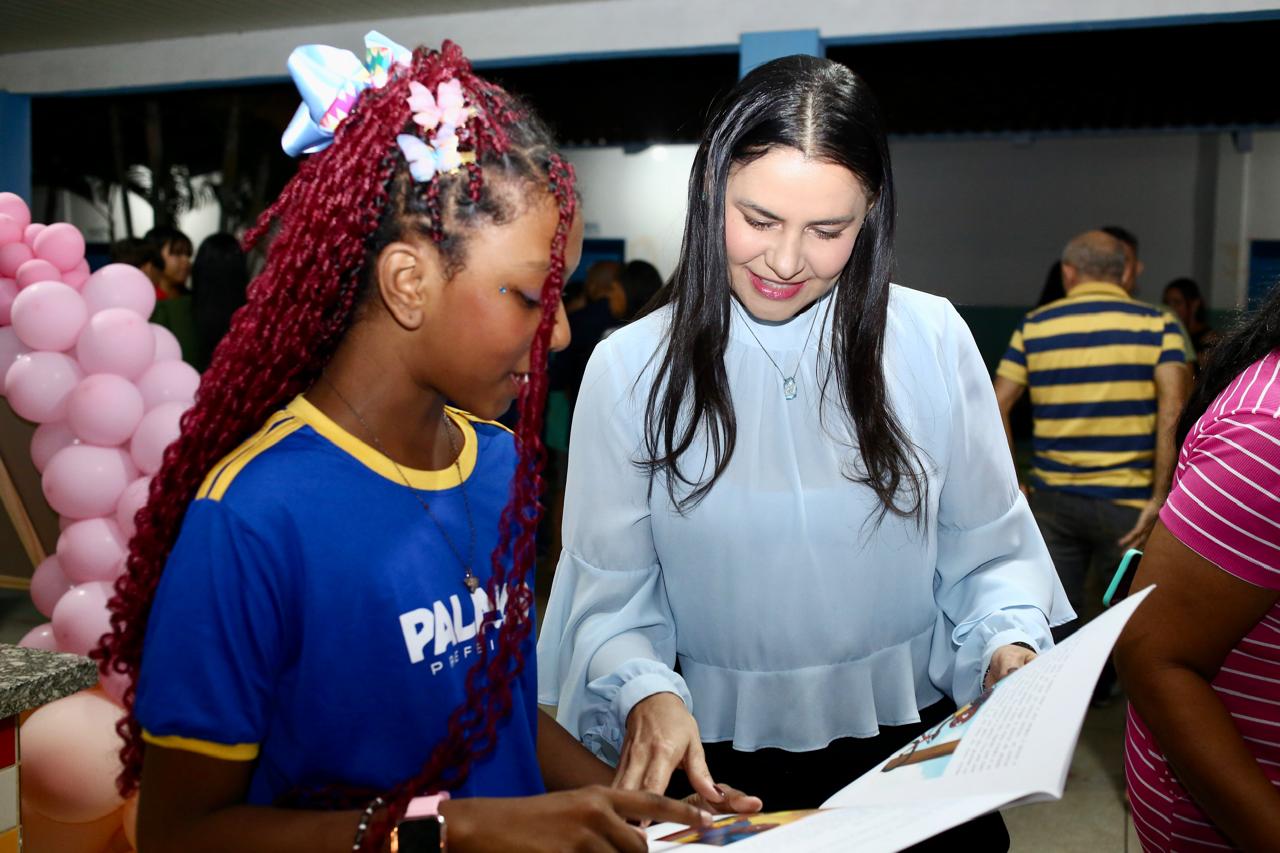 Secretária Anice Moura fez questão de conversar individualmente com cada autor e autora - Pedro Barbosa