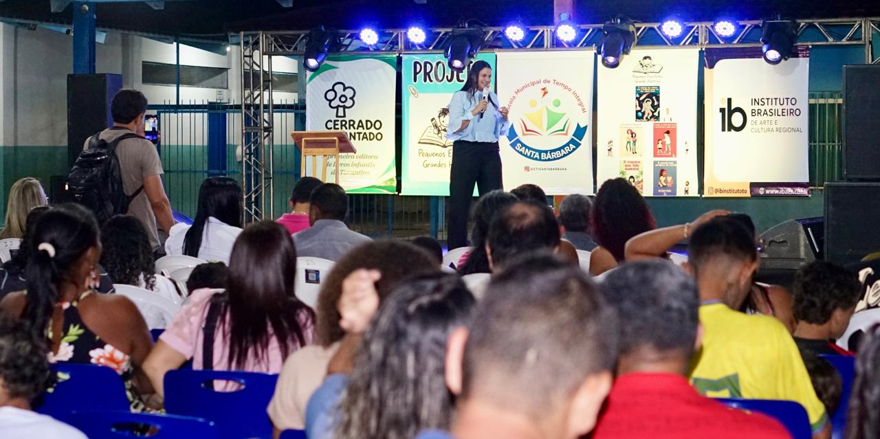 A secretária Anice Moura incentivou que os estudantes continuem escrevendo e sendo protagonistas de suas histórias - Pedro Barbosa