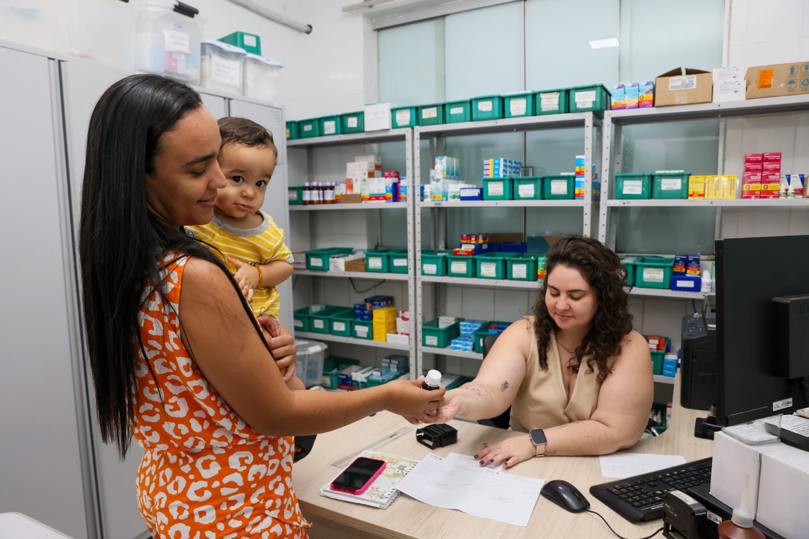 Ronayca Martins levou seu filho para atendimento e já saiu com medicamento em mãos para tratamento dos sintomas gripais. Lia Mara