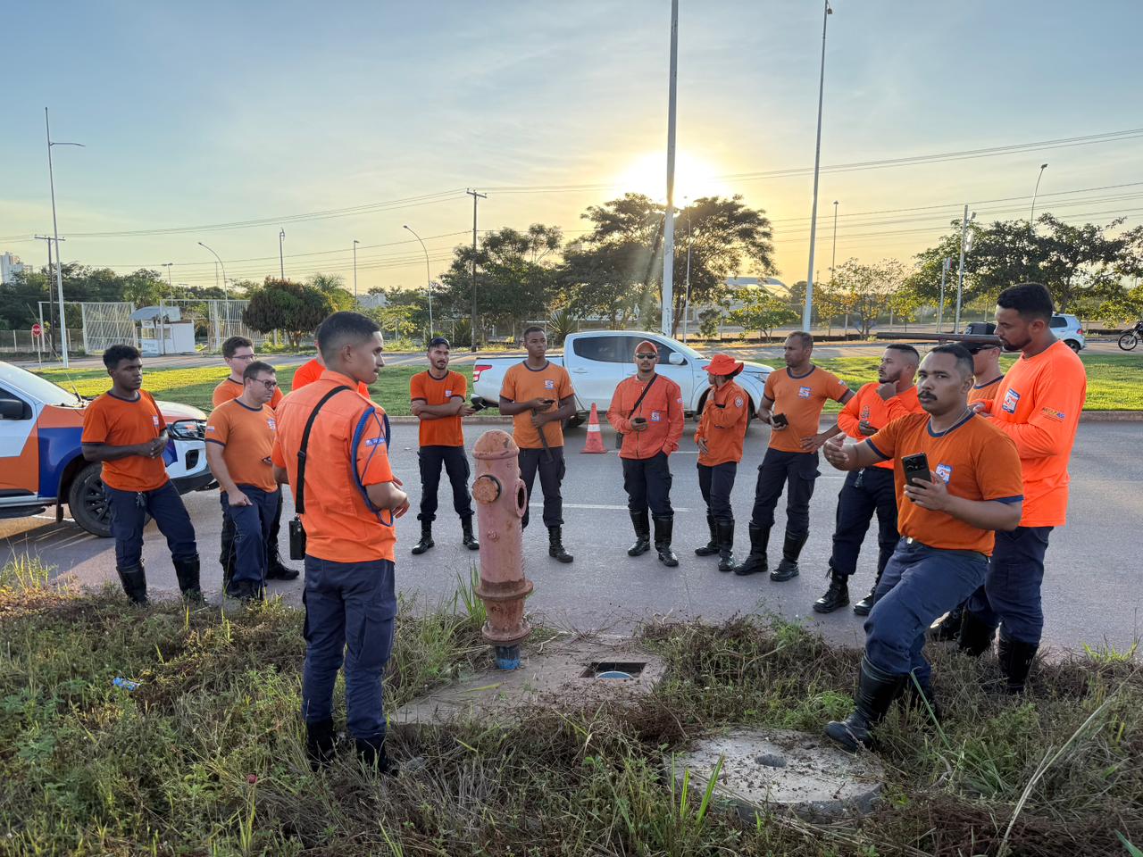 Equipes participam de treinamento em campo com orientações sobre uso de hidrantes e procedimentos de segurança em via pública - Foto: Divulgação