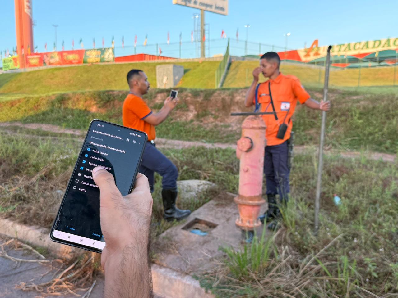 Equipes da Defesa Civil registram condições de hidrante durante levantamento técnico que integra ações de preparação para o período de estiagem  - Foto: Divulgação