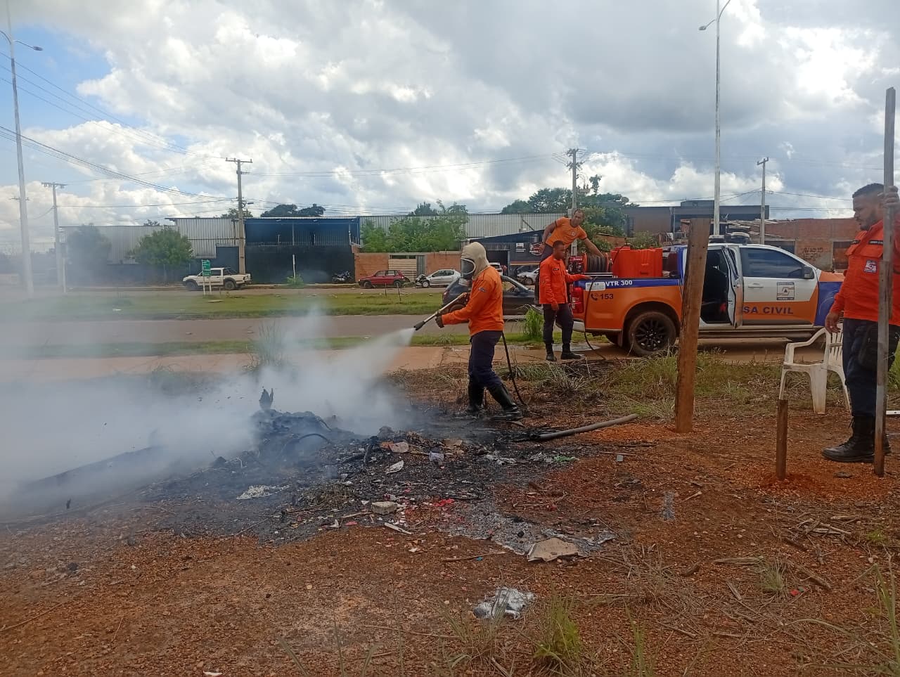Defesa Civil controla foco de incêndio em resíduos em lote na 604 Norte - Foto: Divulgação Defesa Civil