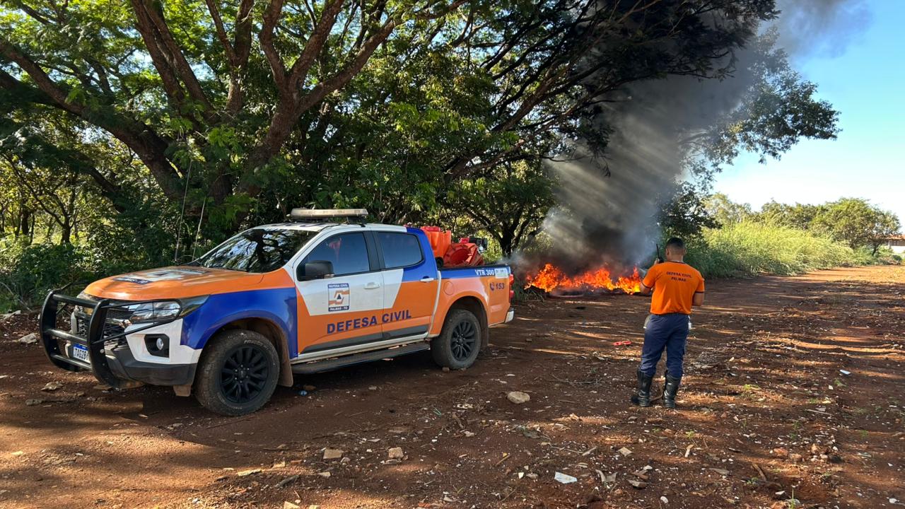 Defesa Civil atua no combate a foco de incêndio em área com entulho na 512 Norte - Foto: Divulgação Defesa Civil