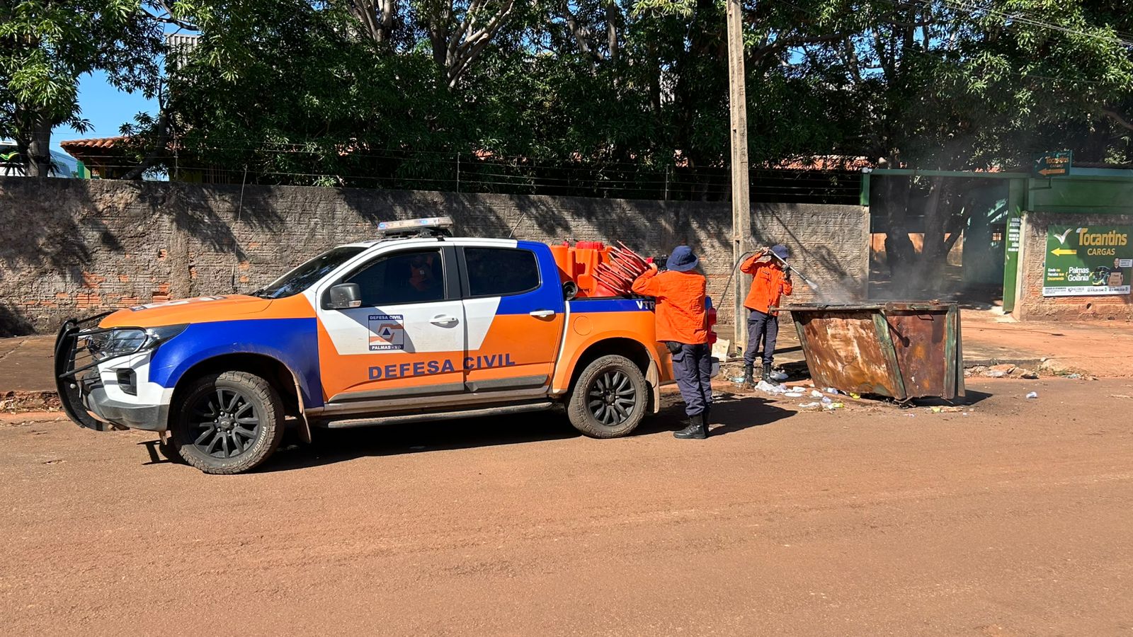 Defesa Civil atua no resfriamento de foco de incêndio em contêiner com lixo e entulho na 612 Sul - Foto: Divulgação Defesa Civil