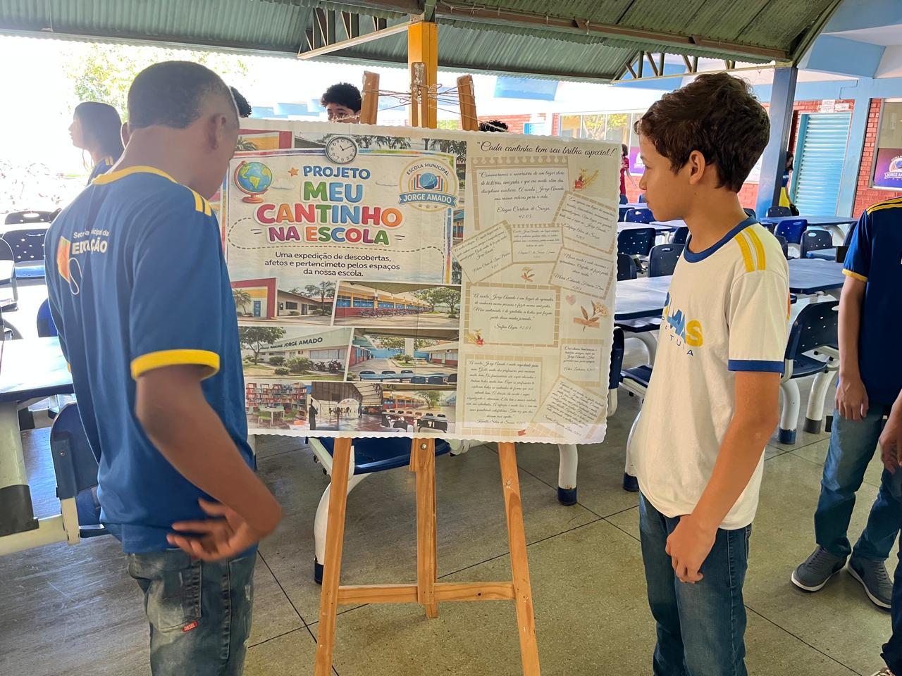 Alunos da Escola Municipal Jorge Amado expuseram trabalhos acerca da vida e obra de autor baiano que dá nome à unidade escolar - Foto: Divulgação