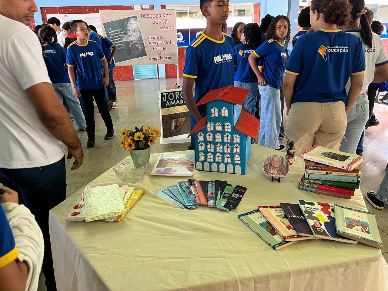 Obras de Jorge Amado foram expostas em dia de celebração de 25 anos de escola cujo nome homenageia autor baiano - Foto: Divulgação