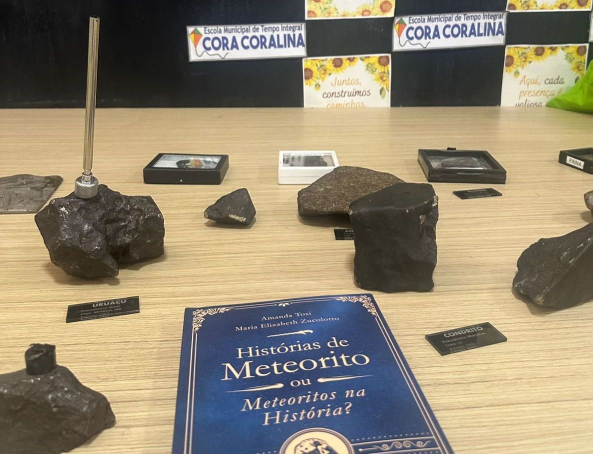 Uma exposição de meteoritos possibilitou aos estudantes observar características físicas dos materiais espaciais