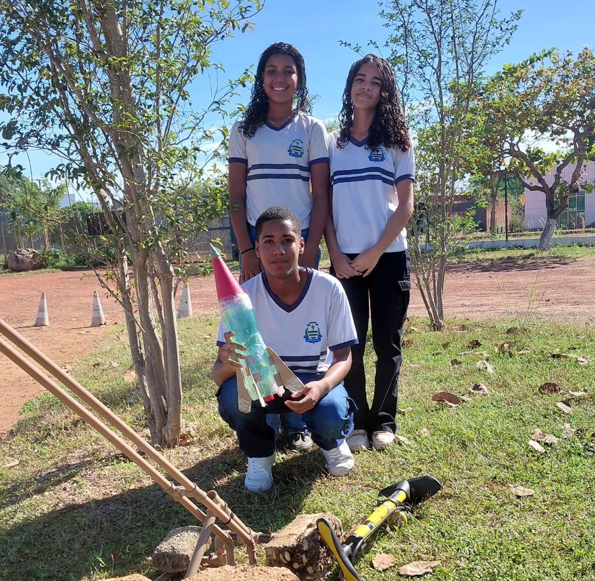 Estudantes ajudaram ativamente na confecção dos foguetes - Foto: Divulgação