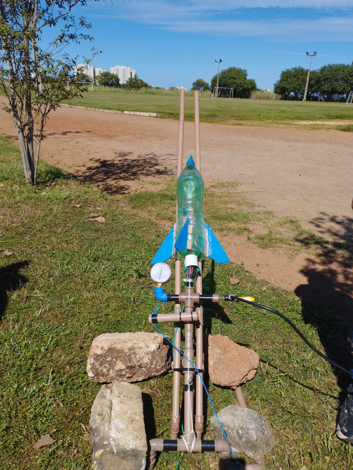 Modelo de foguete é produzido com garrafas PET que utilizam água e ar comprimido como combustível - Foto: Divulgação
