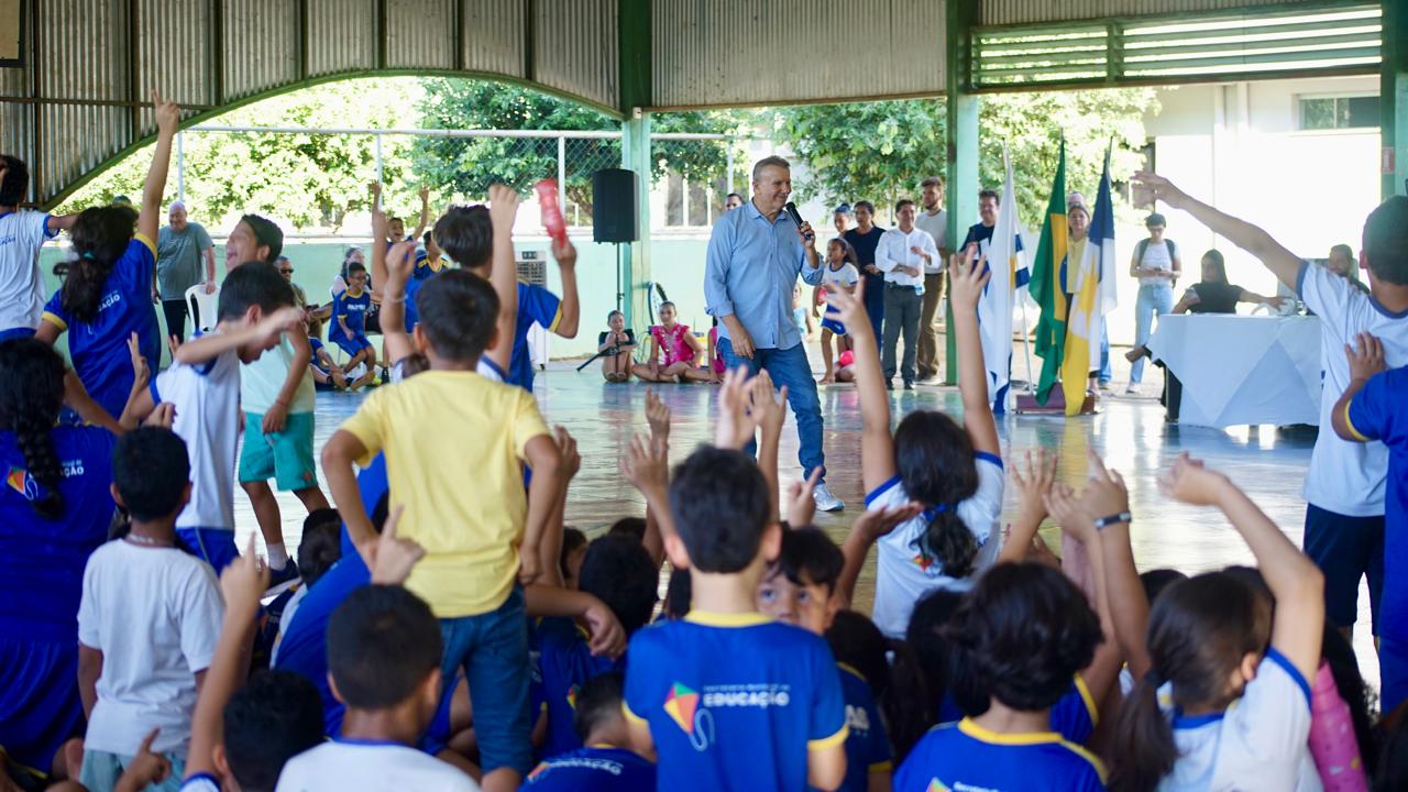 Prefeito alegrou os alunos ao anunciar a construção de uma piscina para lazer e atividades extracurriculares - Foto: Pedro Barbosa