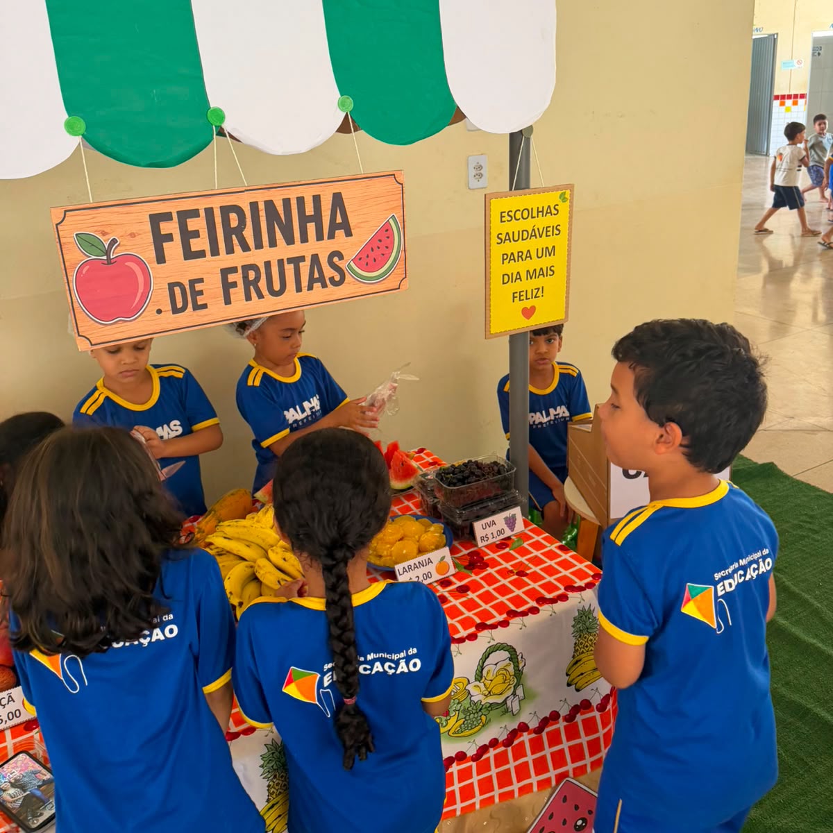 Crianças do Cmei Sonho Encantado pequenos puderam explorar diferentes frutas na Feirinha - Foto: Divulgação