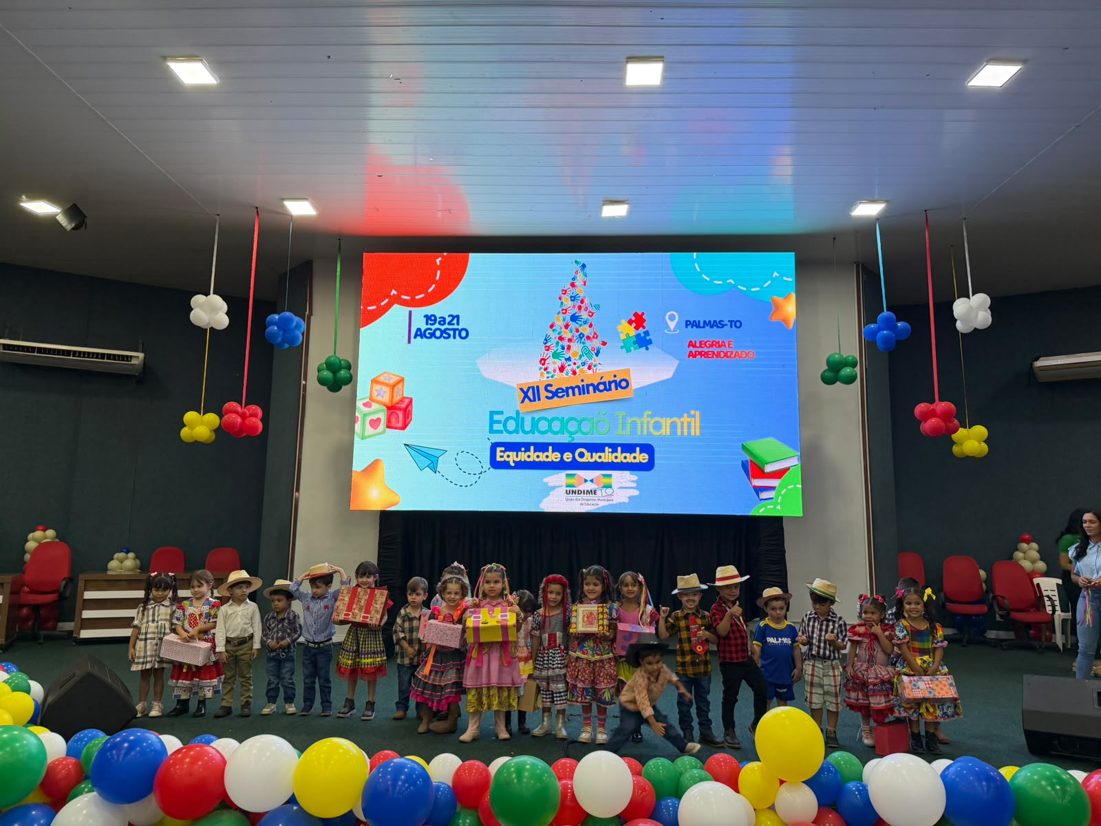 As crianças do Centro Municipal de Educação Infantil (Cmei) João e Maria encantaram o público na apresentação cultural - Foto: João Antonio Morais.