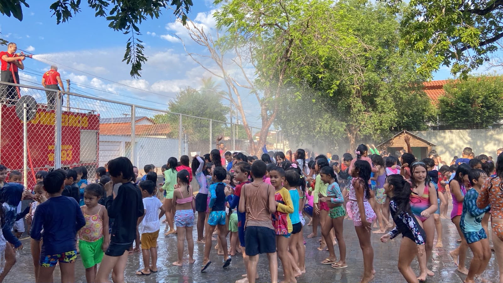 Todas as turmas participaram juntas da atividade, que transformou o espaço da escola em um grande cenário de brincadeira com água - Juscelene Melo
