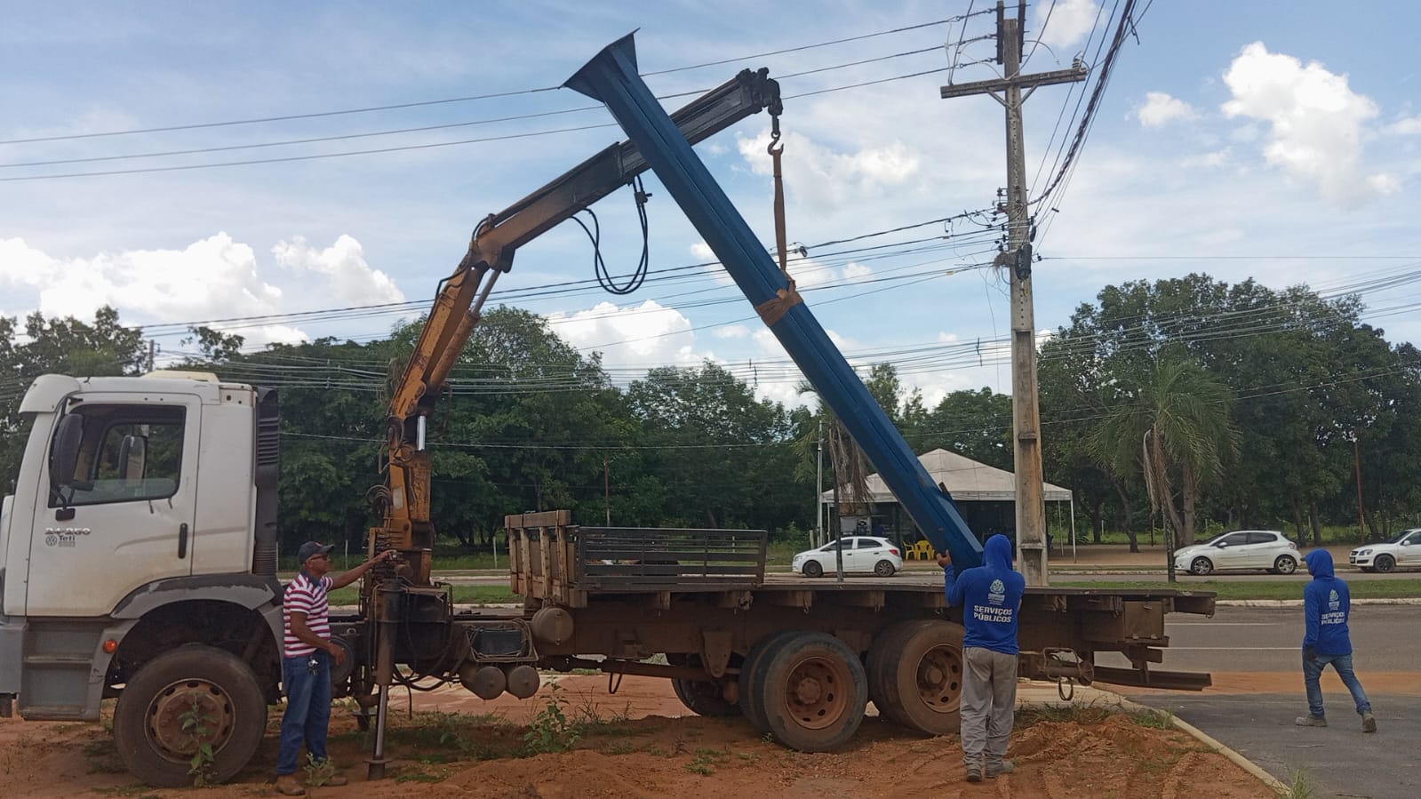 Quatro bases metálicas que seriam utilizadas para a instalação de outdoors