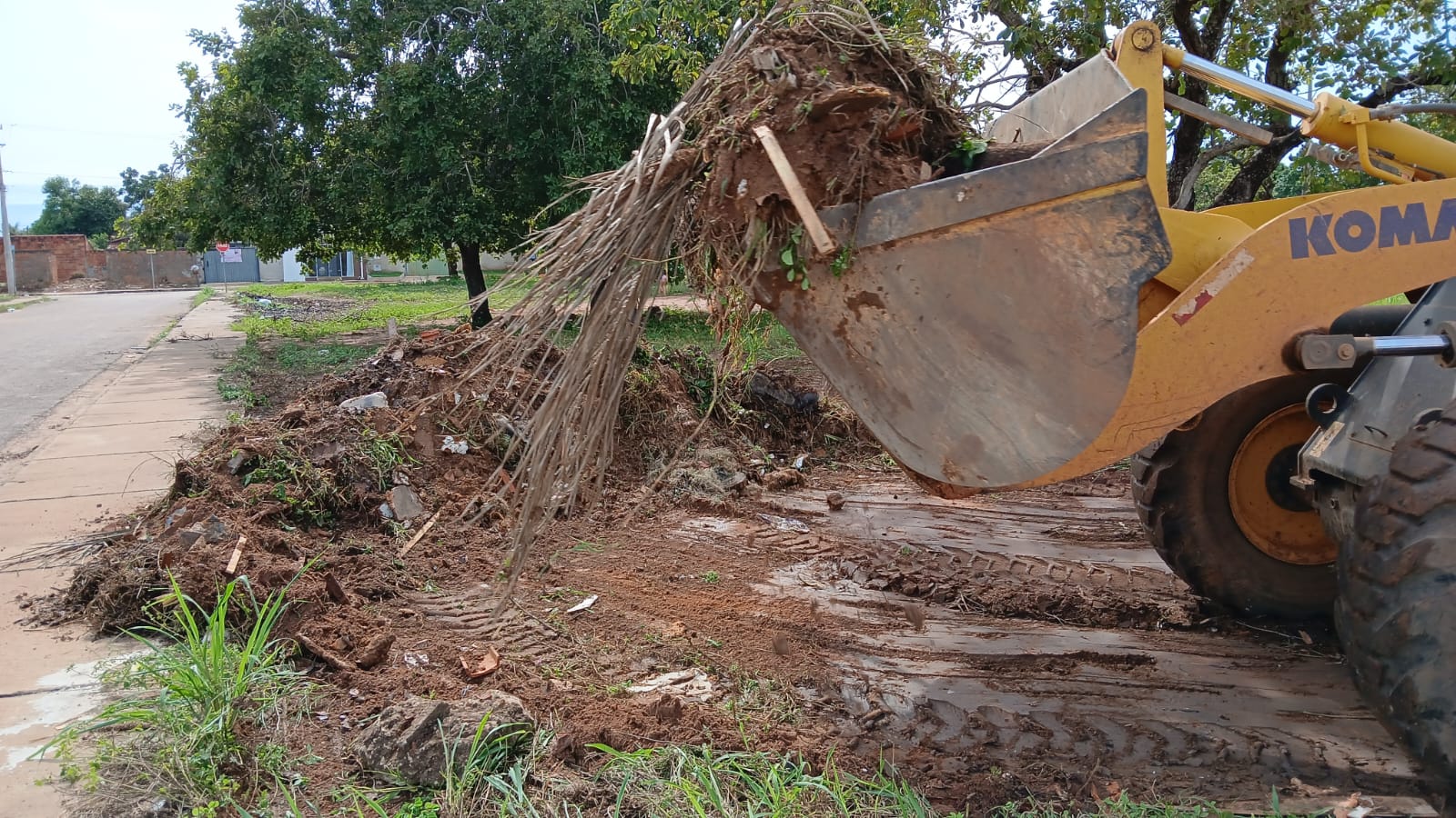 Retirada de entulho e remoção de terra no Jardim Taquari