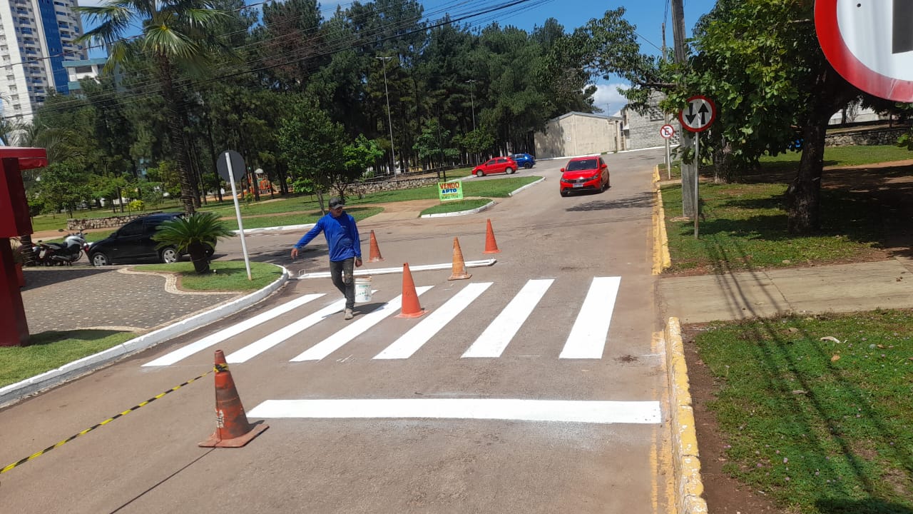 Equipes da Zeladoria Urbana realizam pintura da sinalização 
