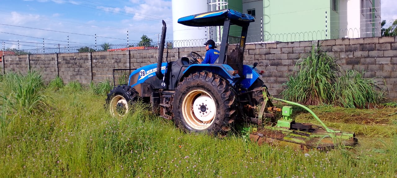 Roçagem com trator no setor Santa Fé II