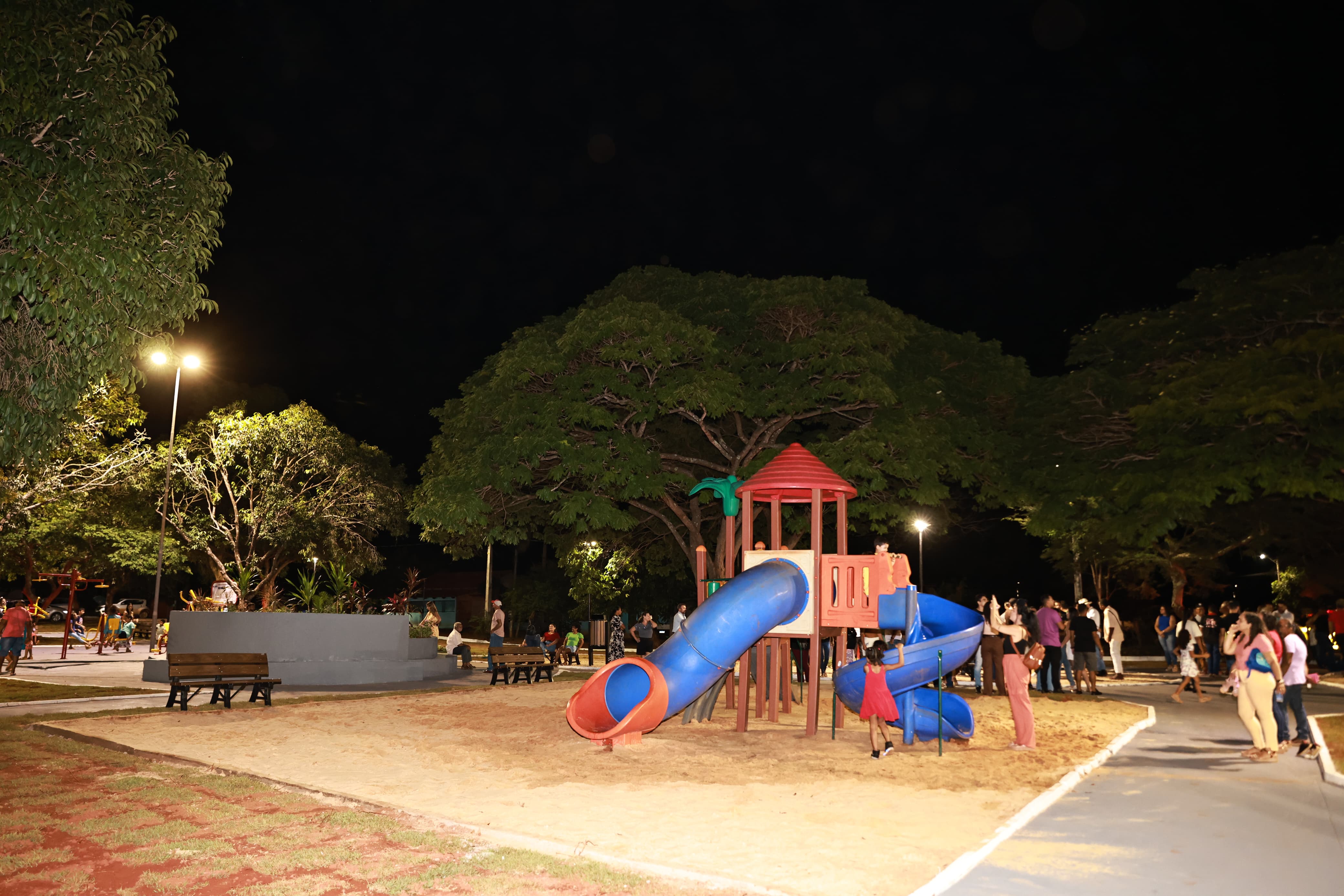Praça recebeu brinquedo para as crianças