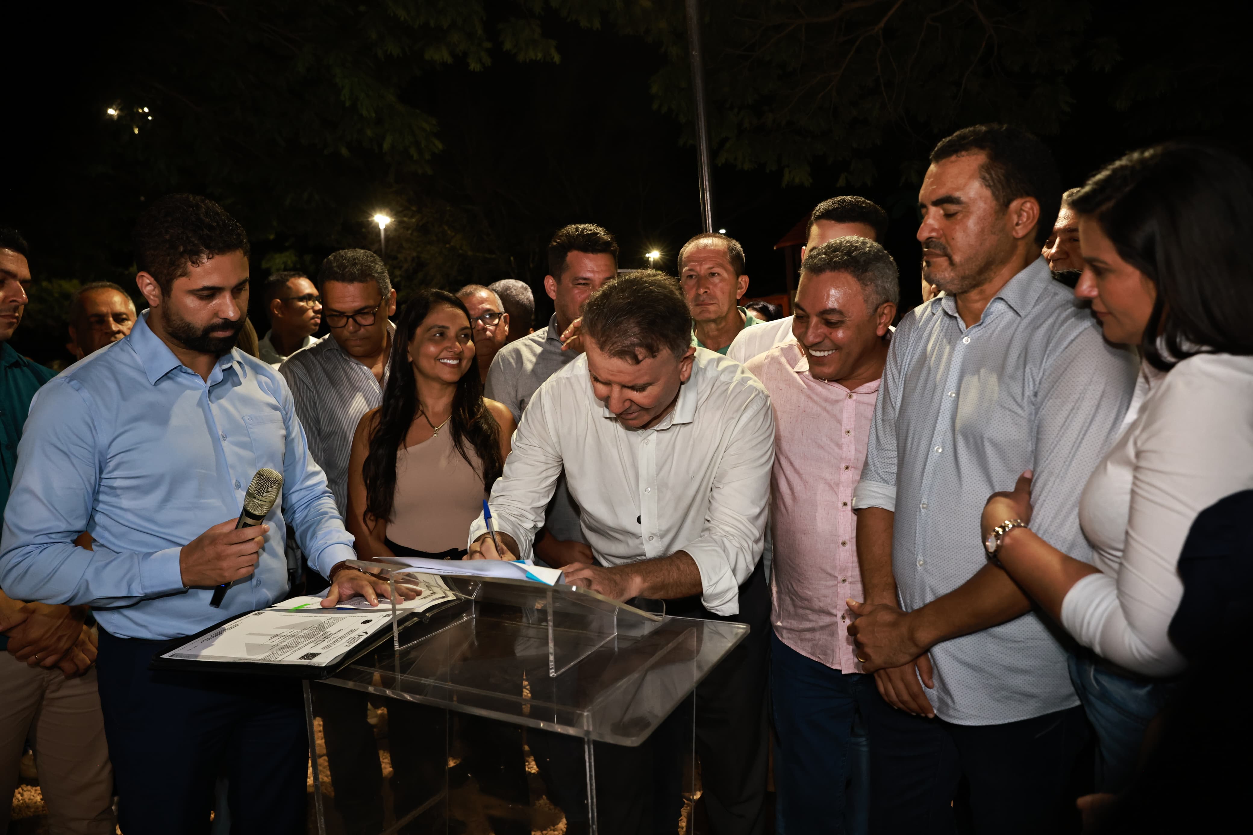 Prefeito Eduardo Siqueira assinando projeto de lei complementar 