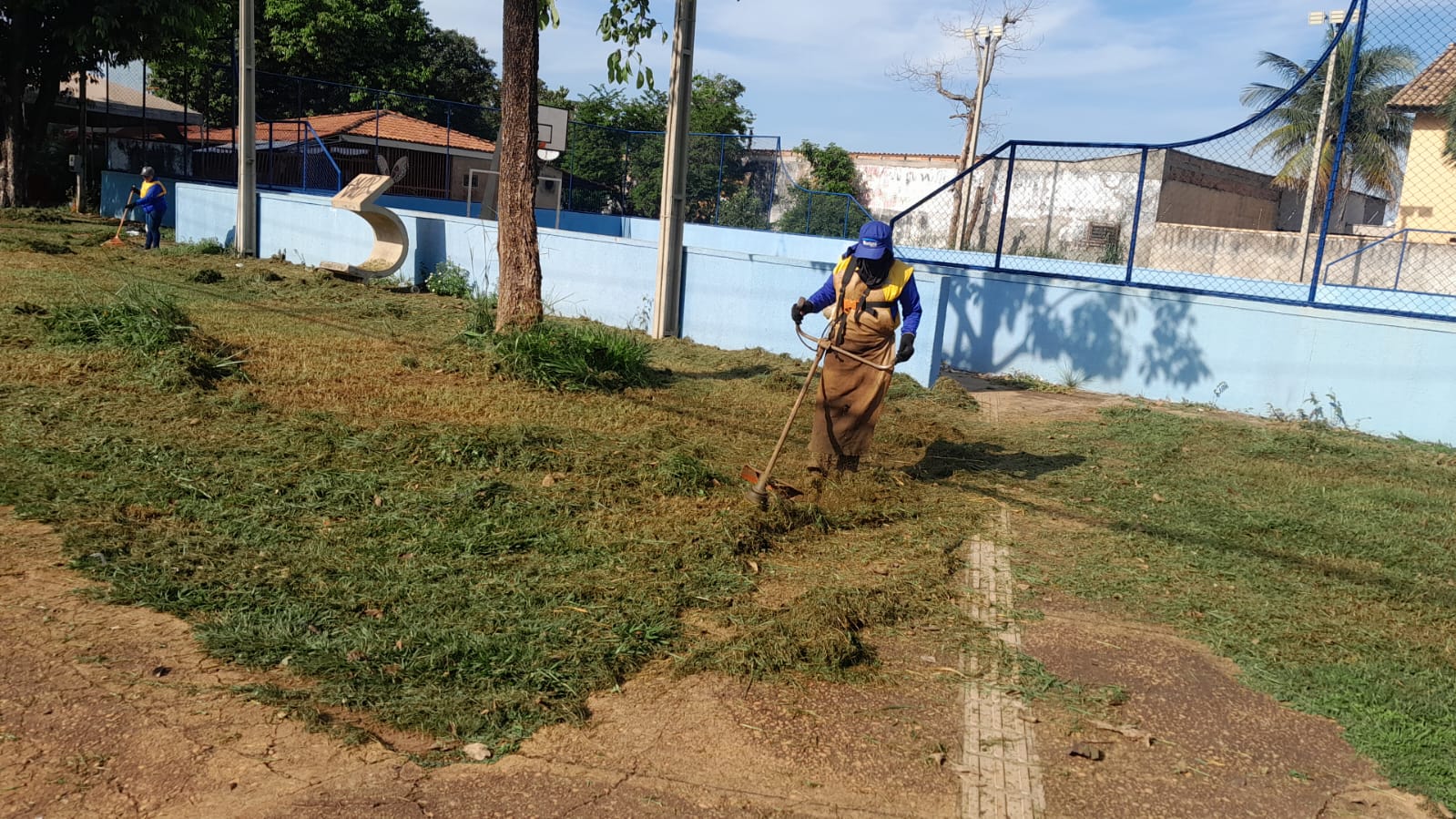 Manutenção da praça na Arso 23 (208 Sul)