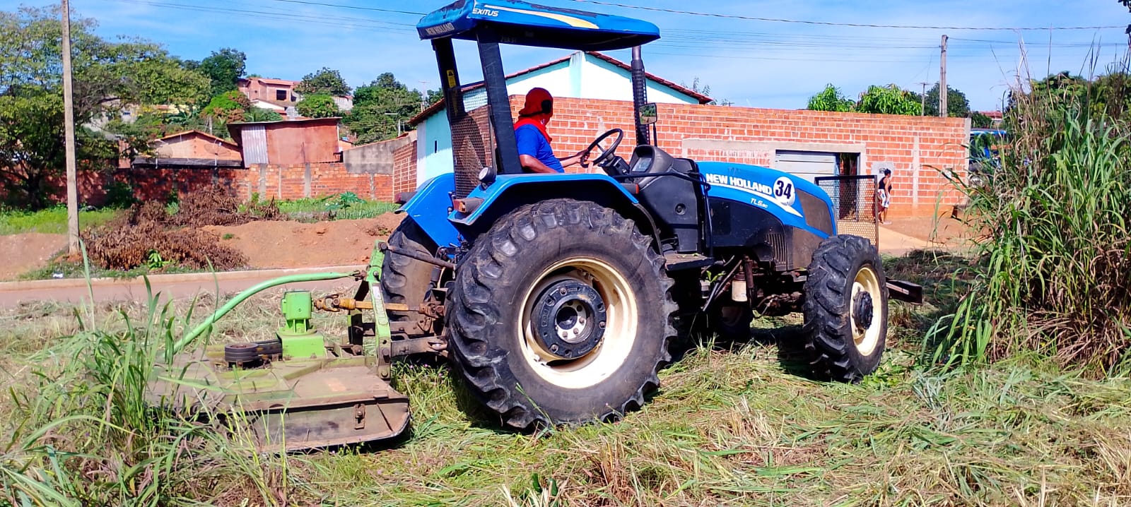 Roçagem com trator no Setor Laila