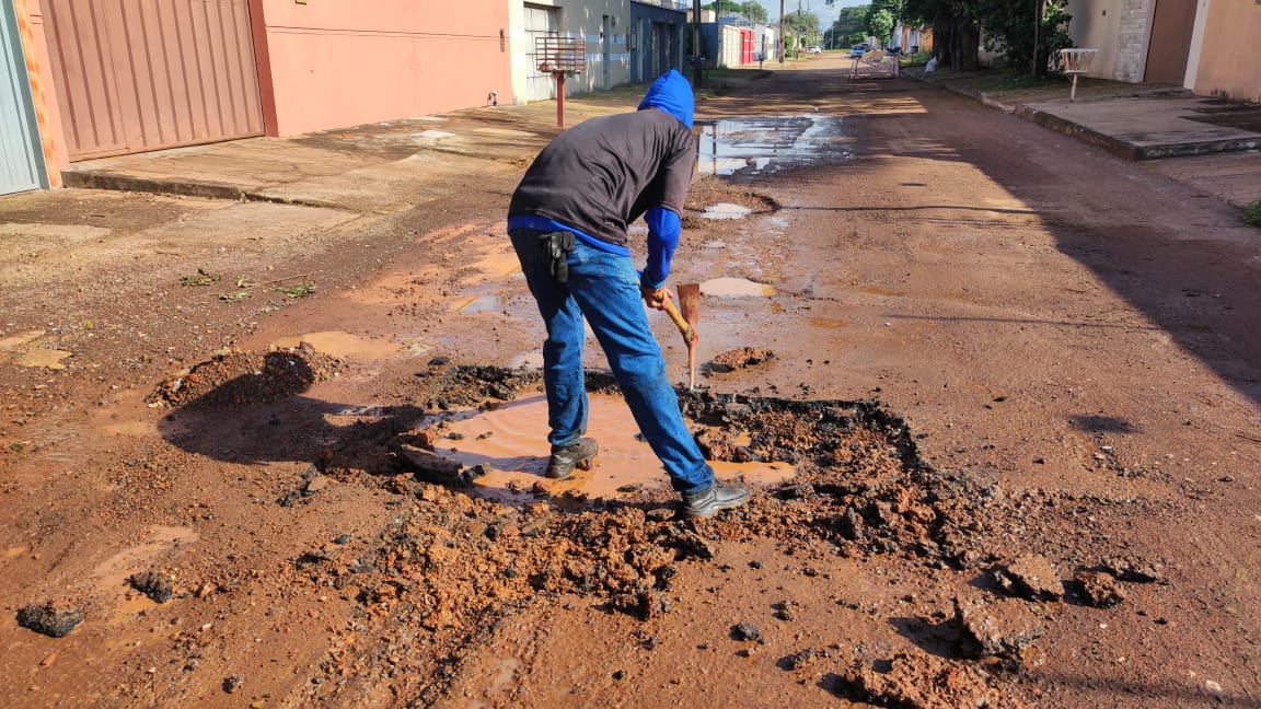 Serviço de tapa-buracos na Quadra Arse 121  (1204 Sul)