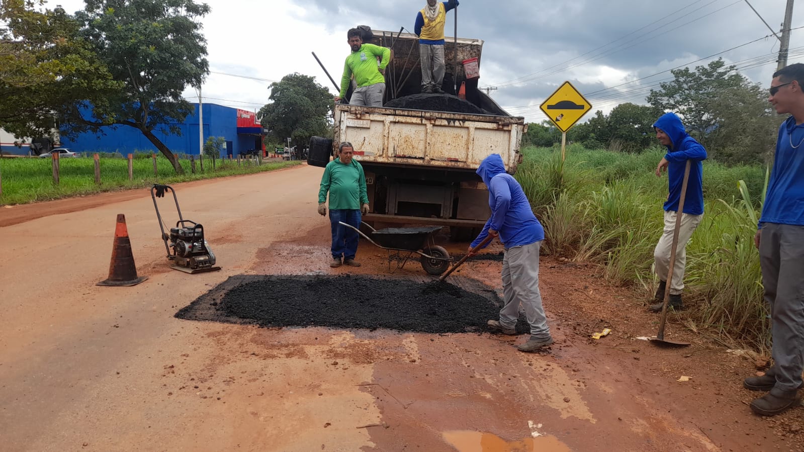 Tapa-buraco no Jardim Aureny IV