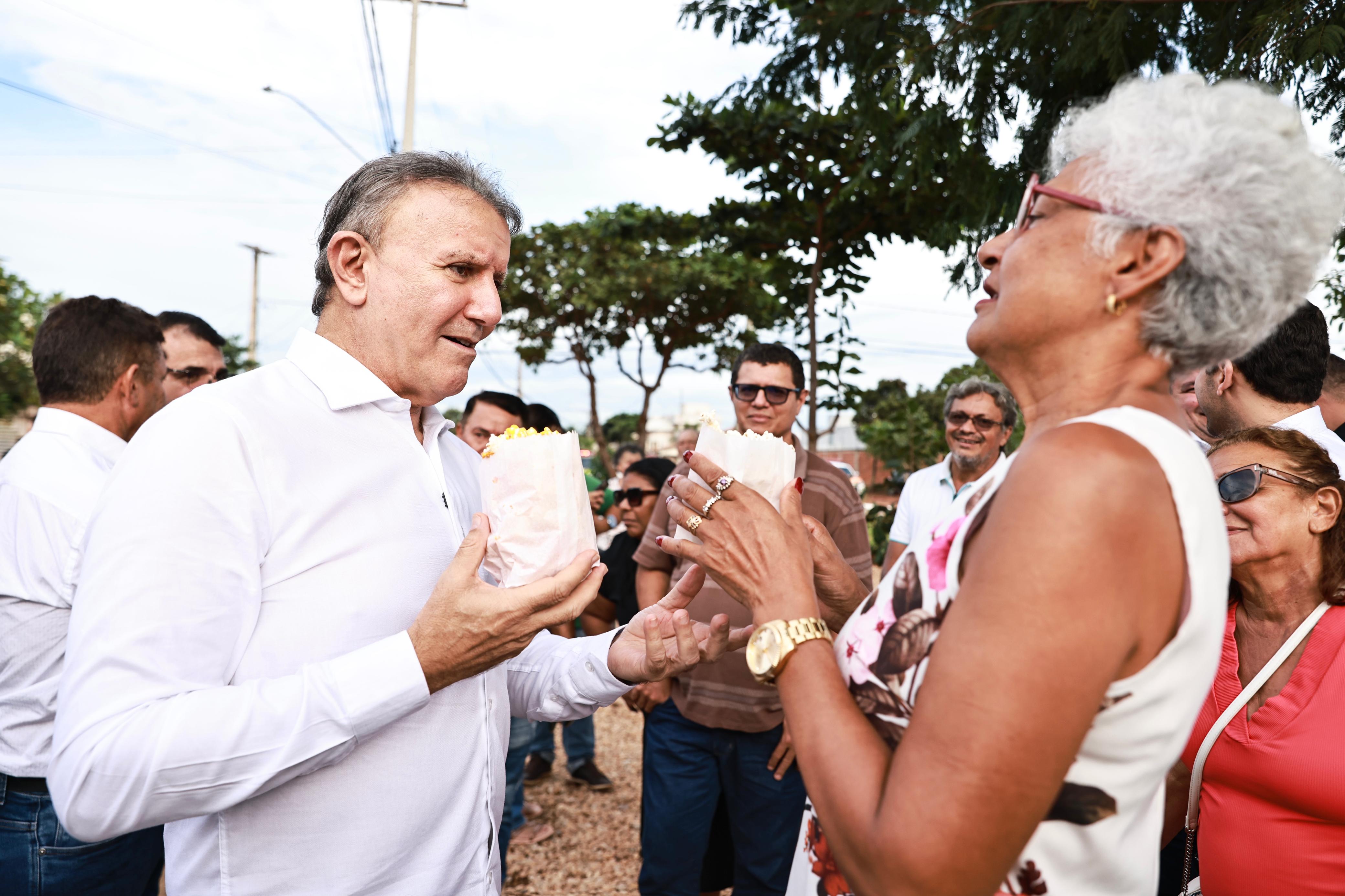 Prefeito Eduardo Siqueira e a moradora Iolanda Rodrigues