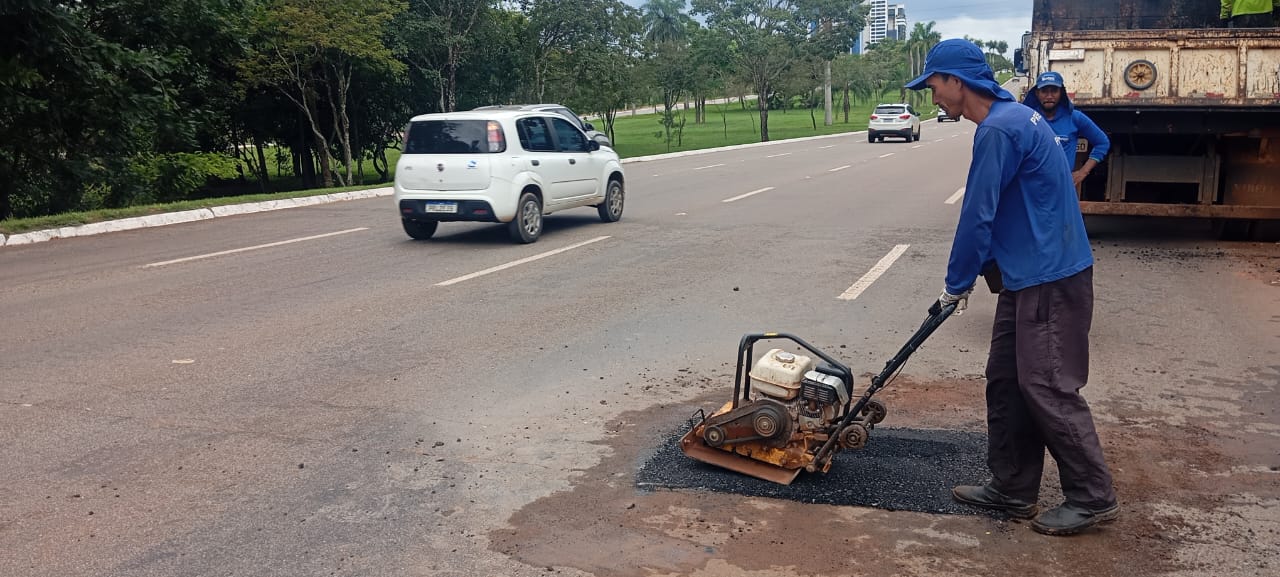 Manutenção de via na Avenida Teotônio Segurado