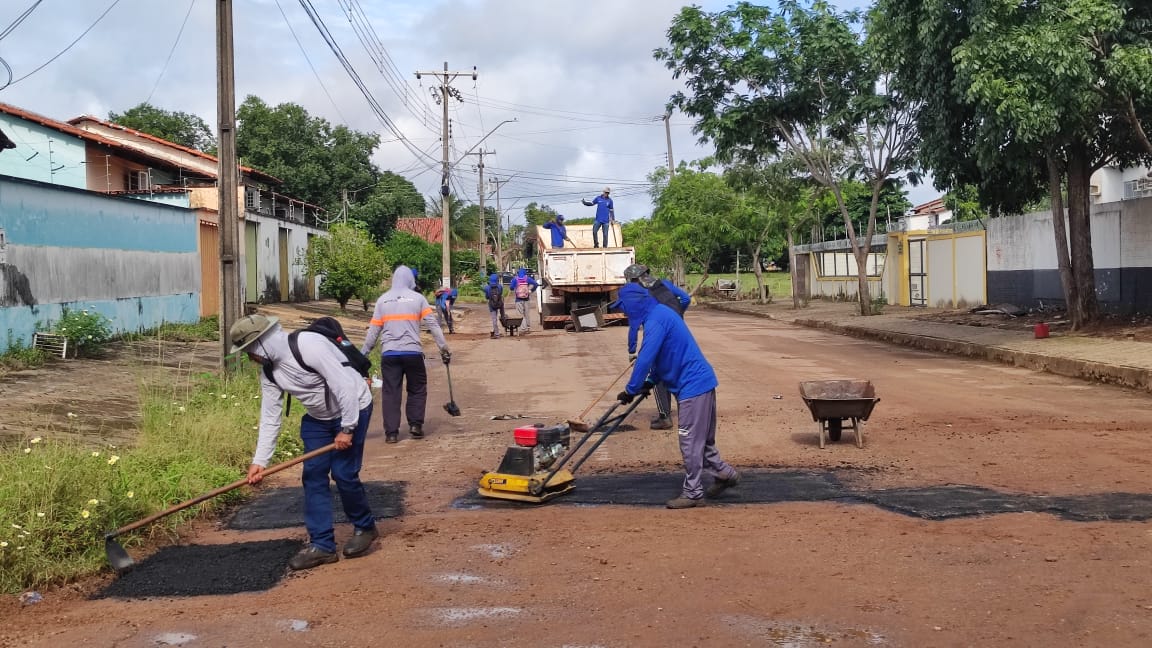 Serviço de manutenção de via na Arse 51 (504 Sul)