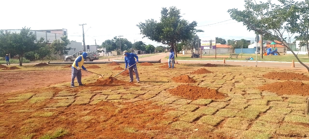 Equipes realizam serviços de paisagismo no Jardim Taquari