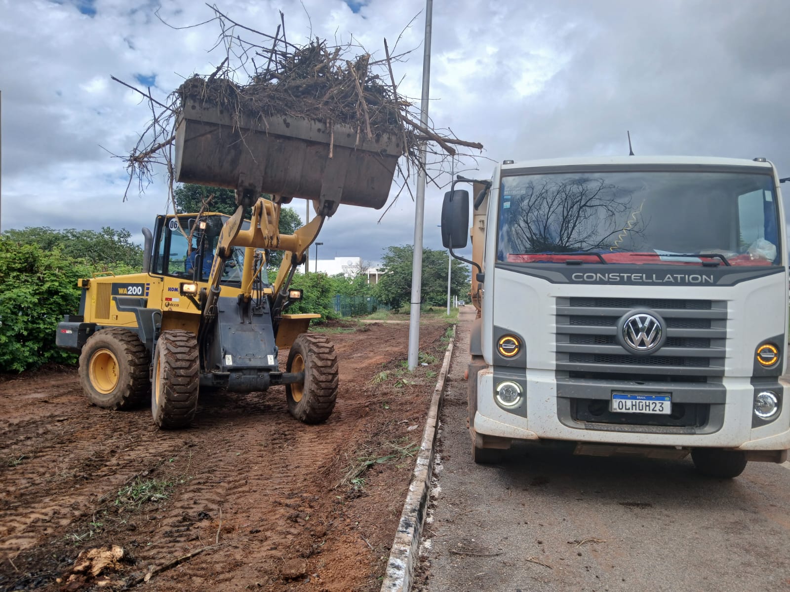Retirada de entulhos na Avenida Teotônio Segurado