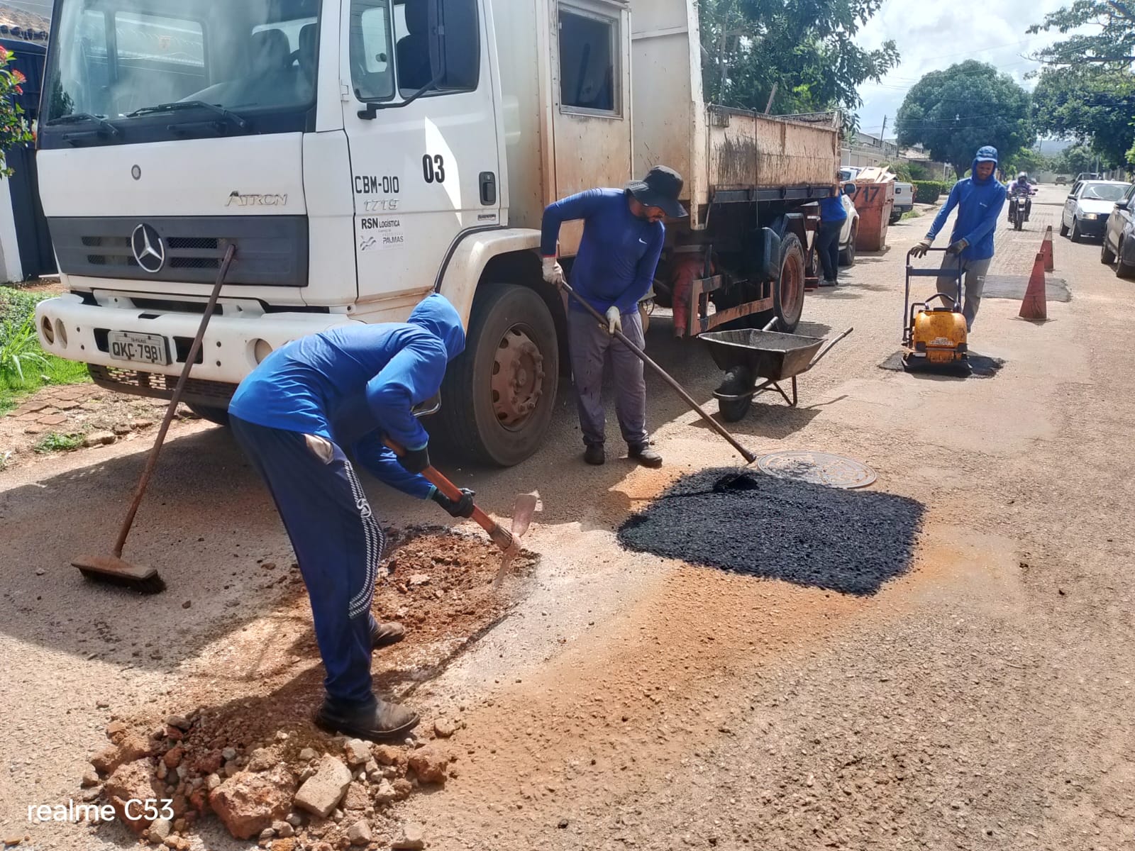 Ruas da Arno 23 recebem serviço de tapa-buracos
